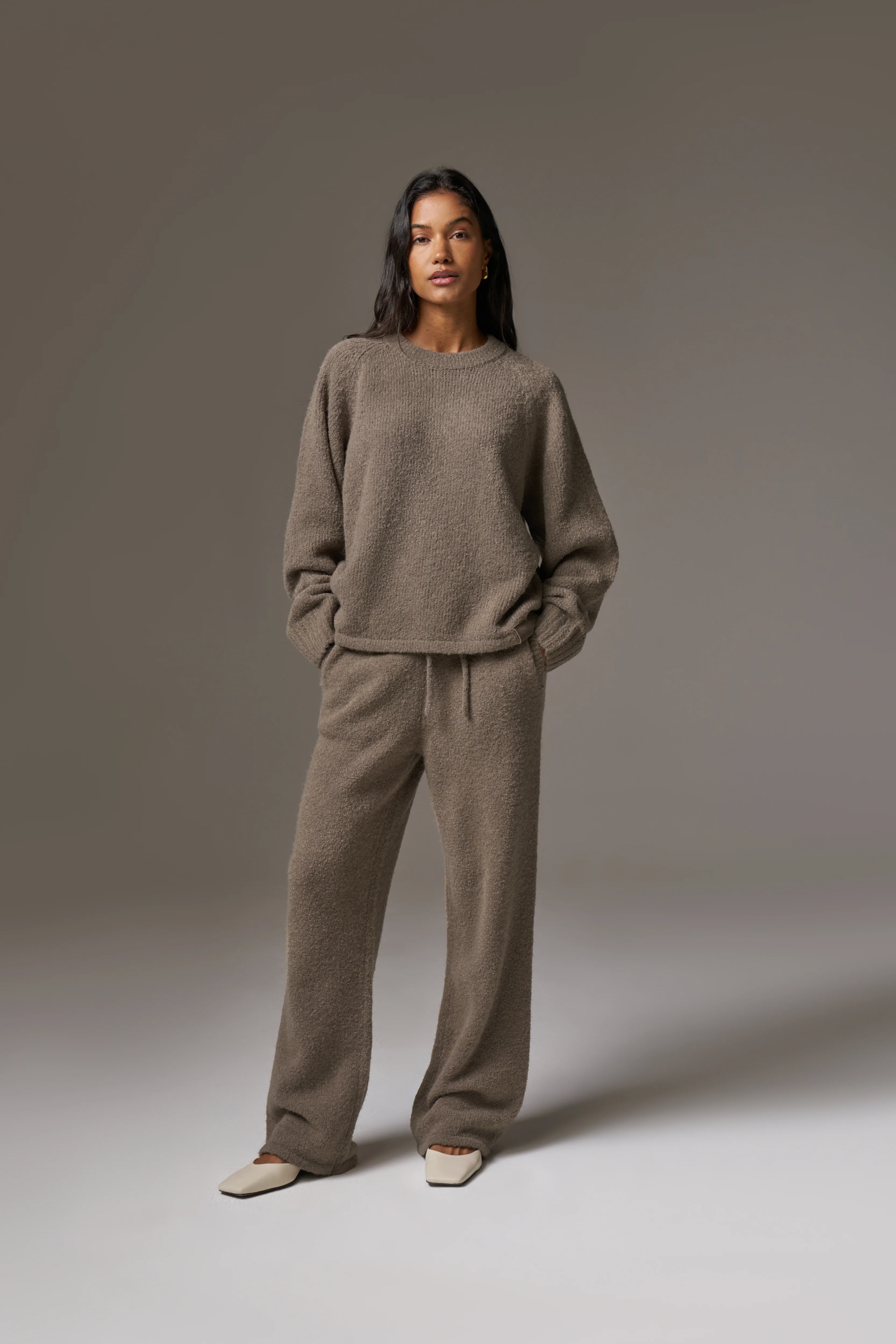 BOUCLE KNIT RAGLAN CREW - BROWN - Image 5