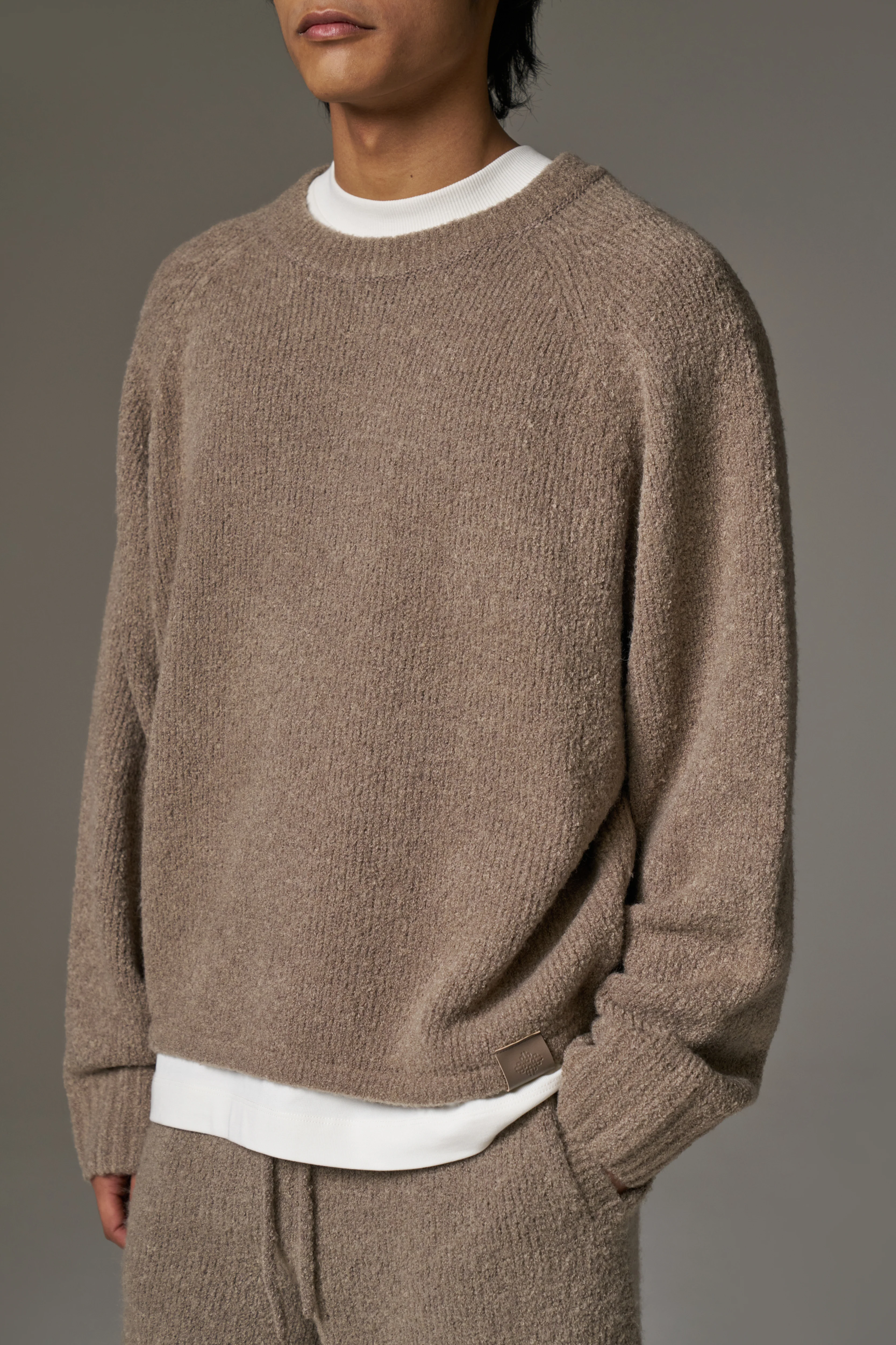 BOUCLE KNIT RAGLAN CREW - BROWN - Image 6