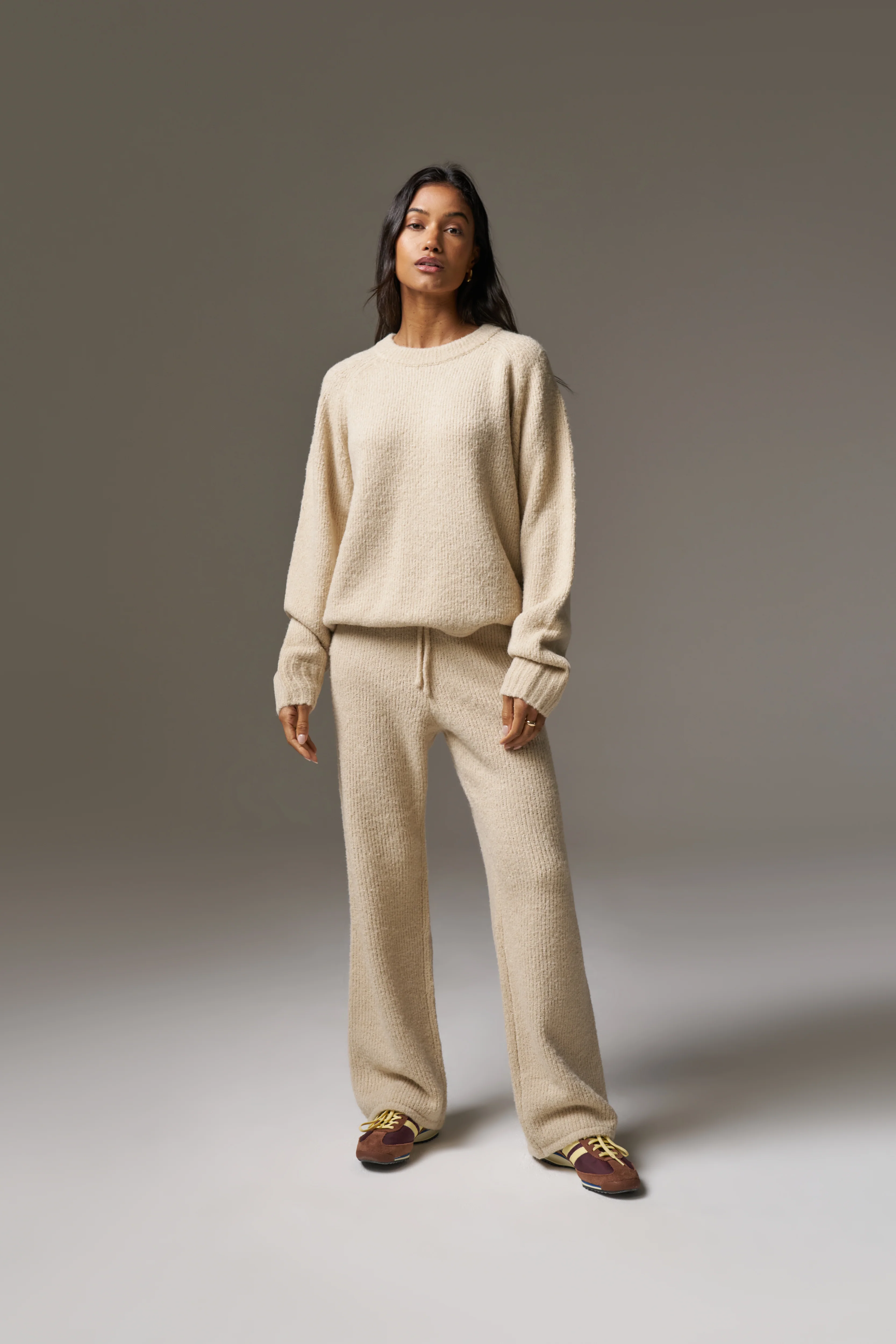BOUCLE KNIT RAGLAN CREW - STONE - Image 4