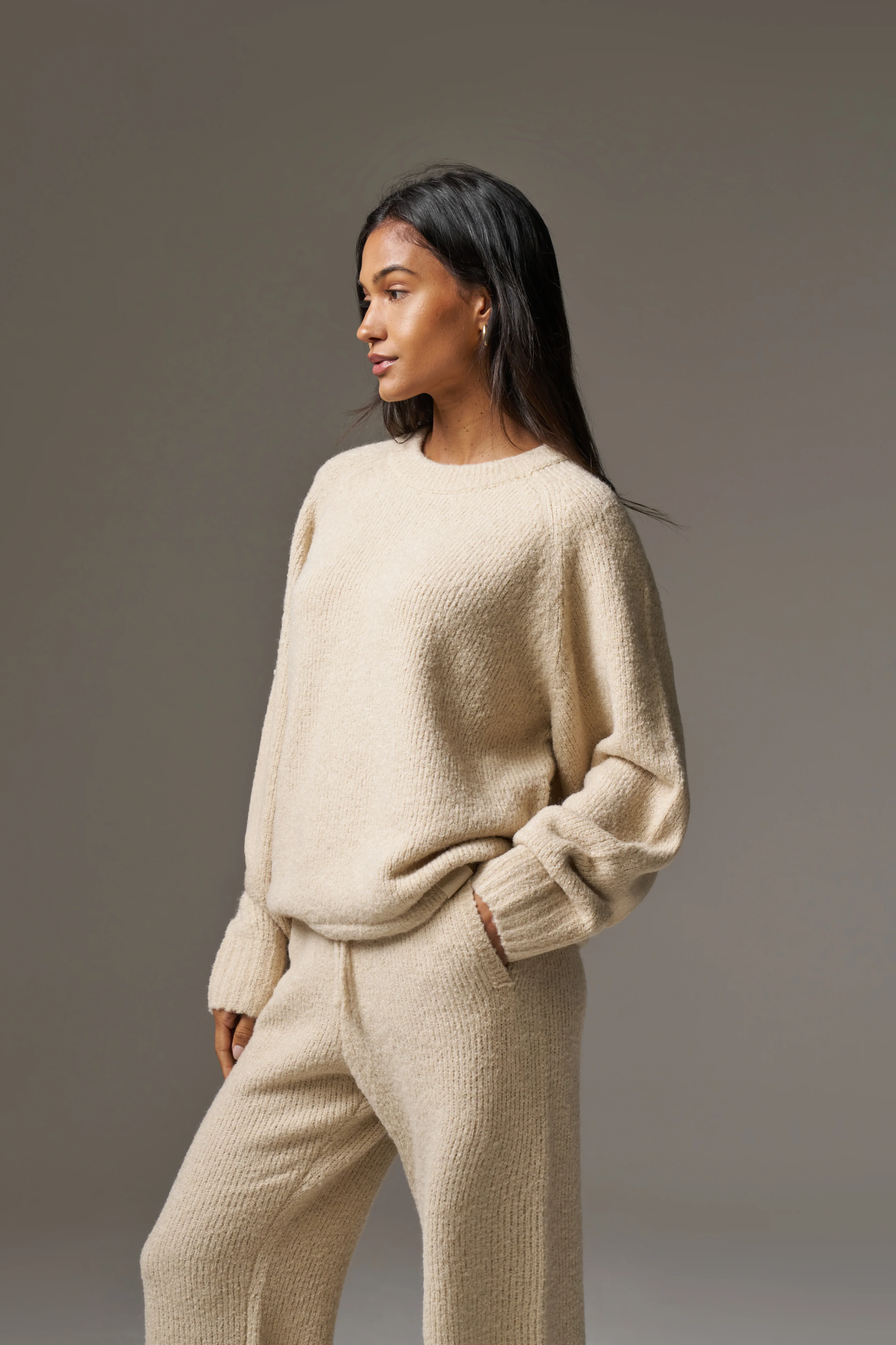 BOUCLE KNIT RAGLAN CREW - STONE - Image 9