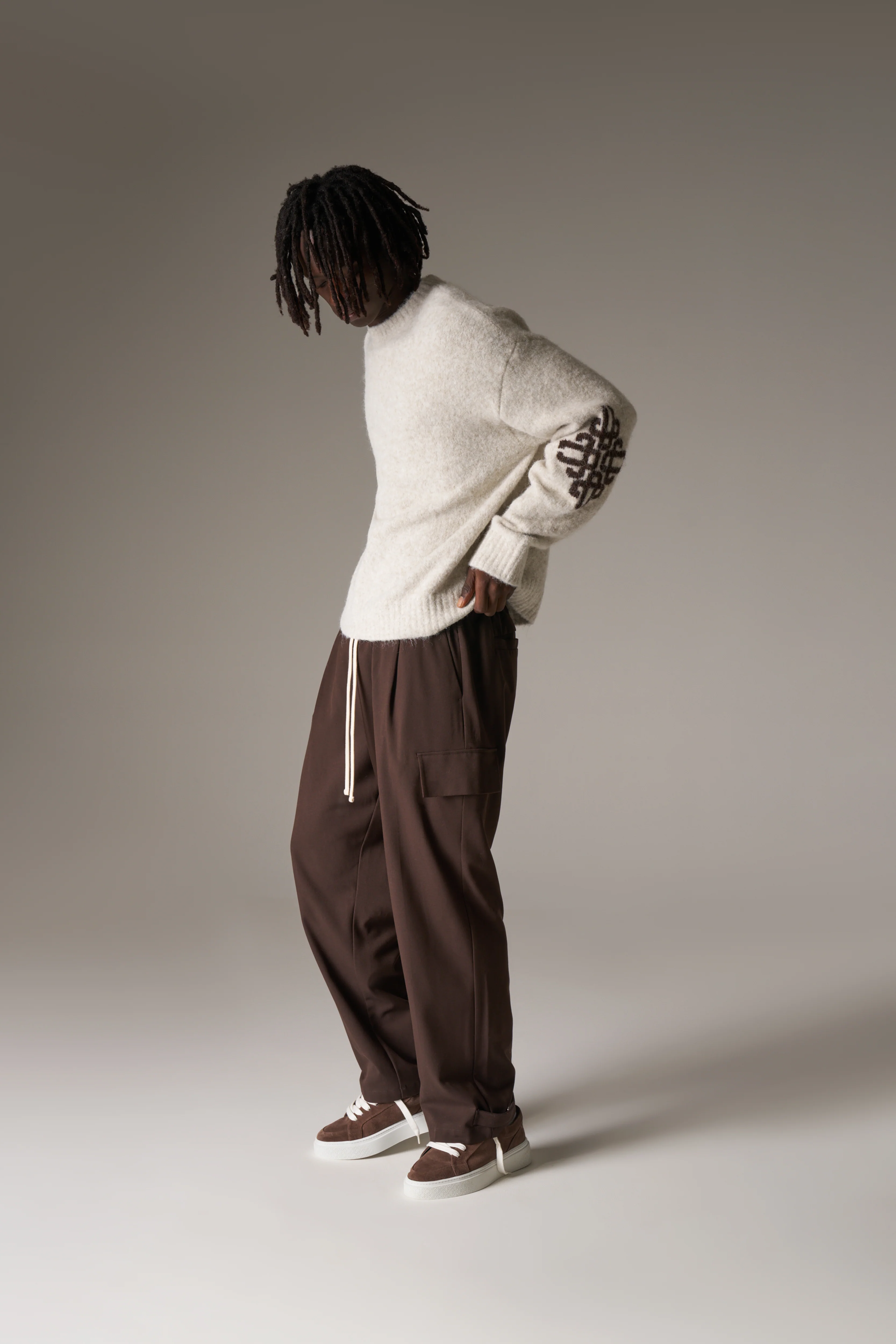 BRUSHED EMBLEM SLEEVE KNITTED CREW - BEIGE - Image 4