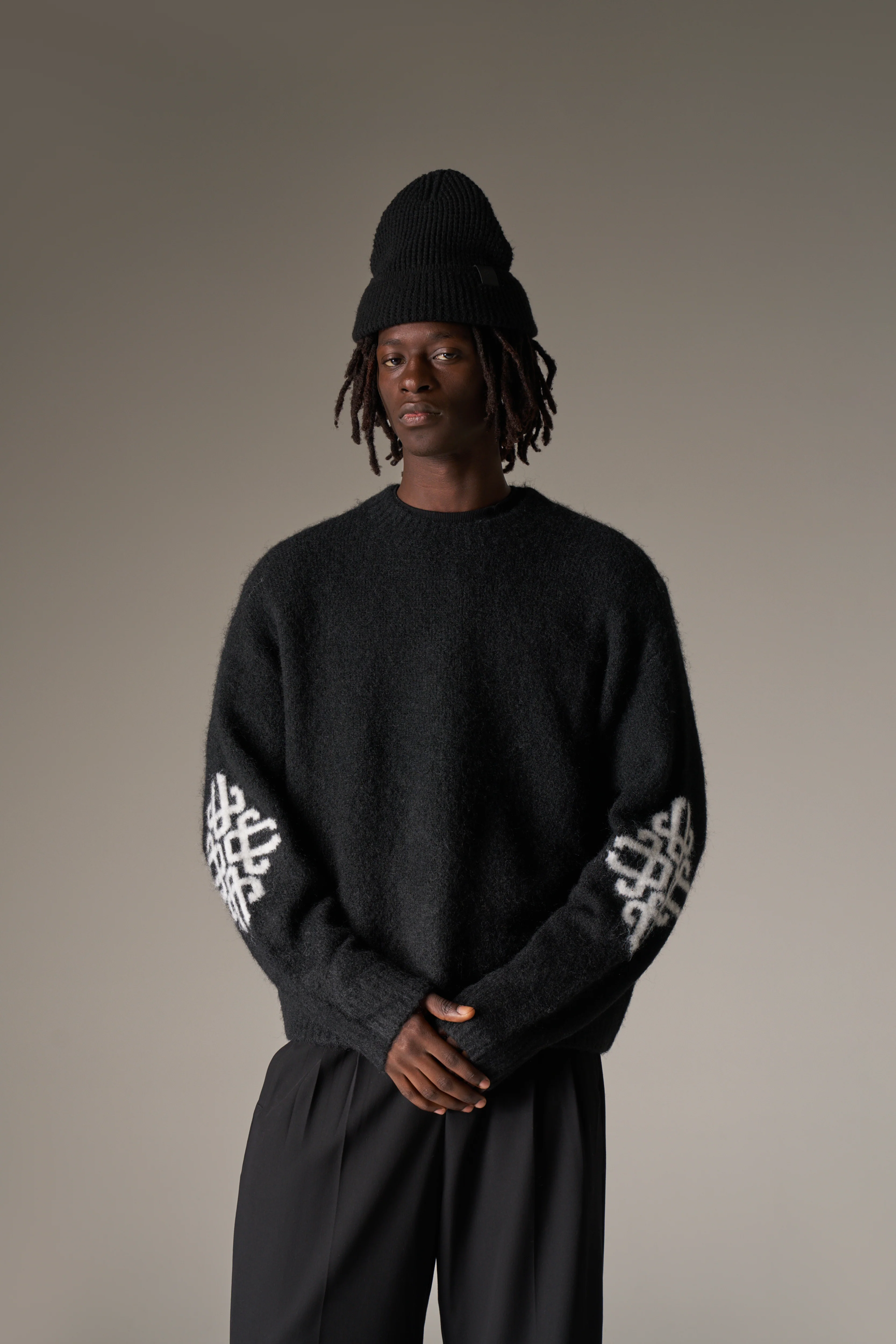 BRUSHED EMBLEM SLEEVE KNITTED CREW - BLACK - Image 2