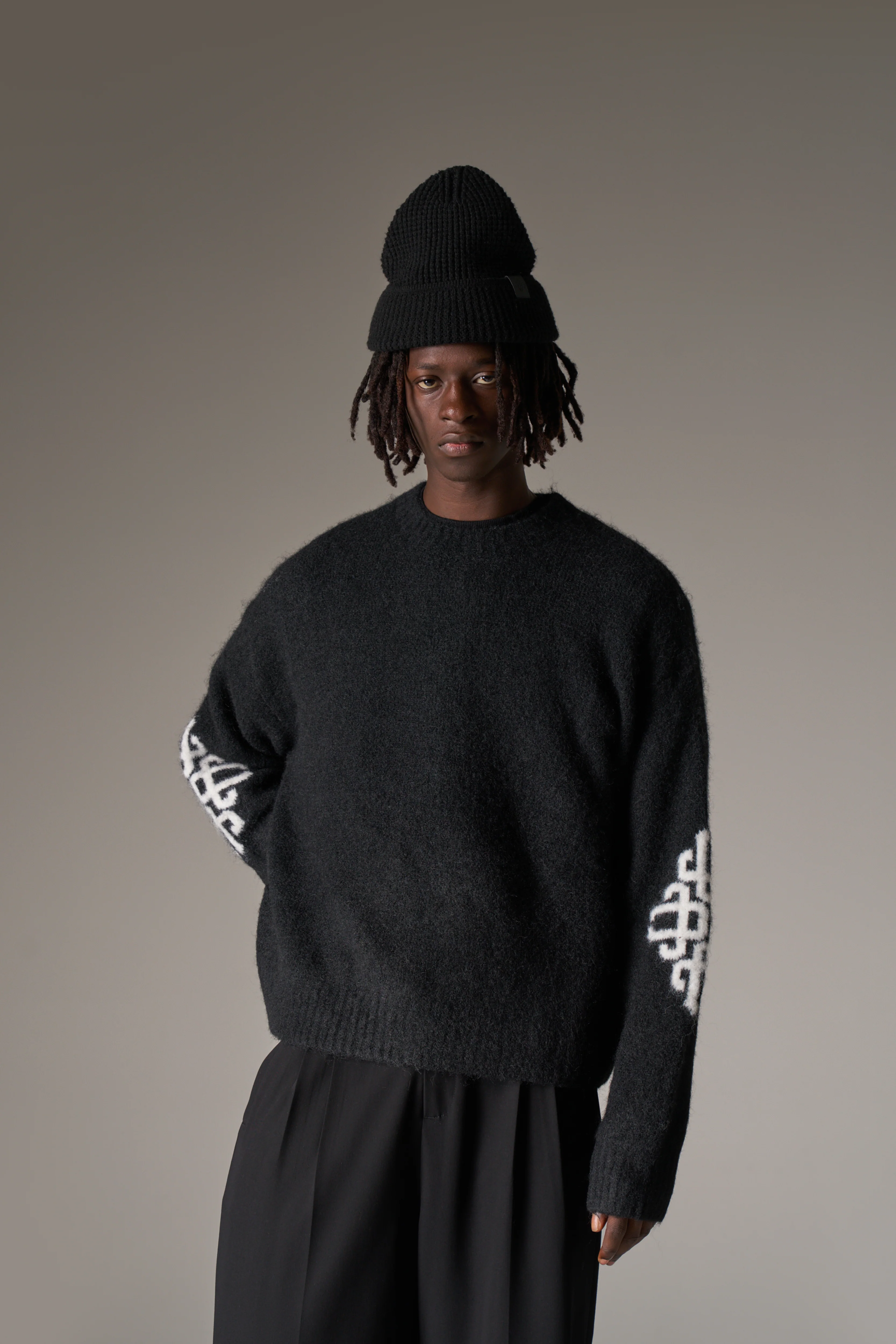 BRUSHED EMBLEM SLEEVE KNITTED CREW - BLACK - Image 4