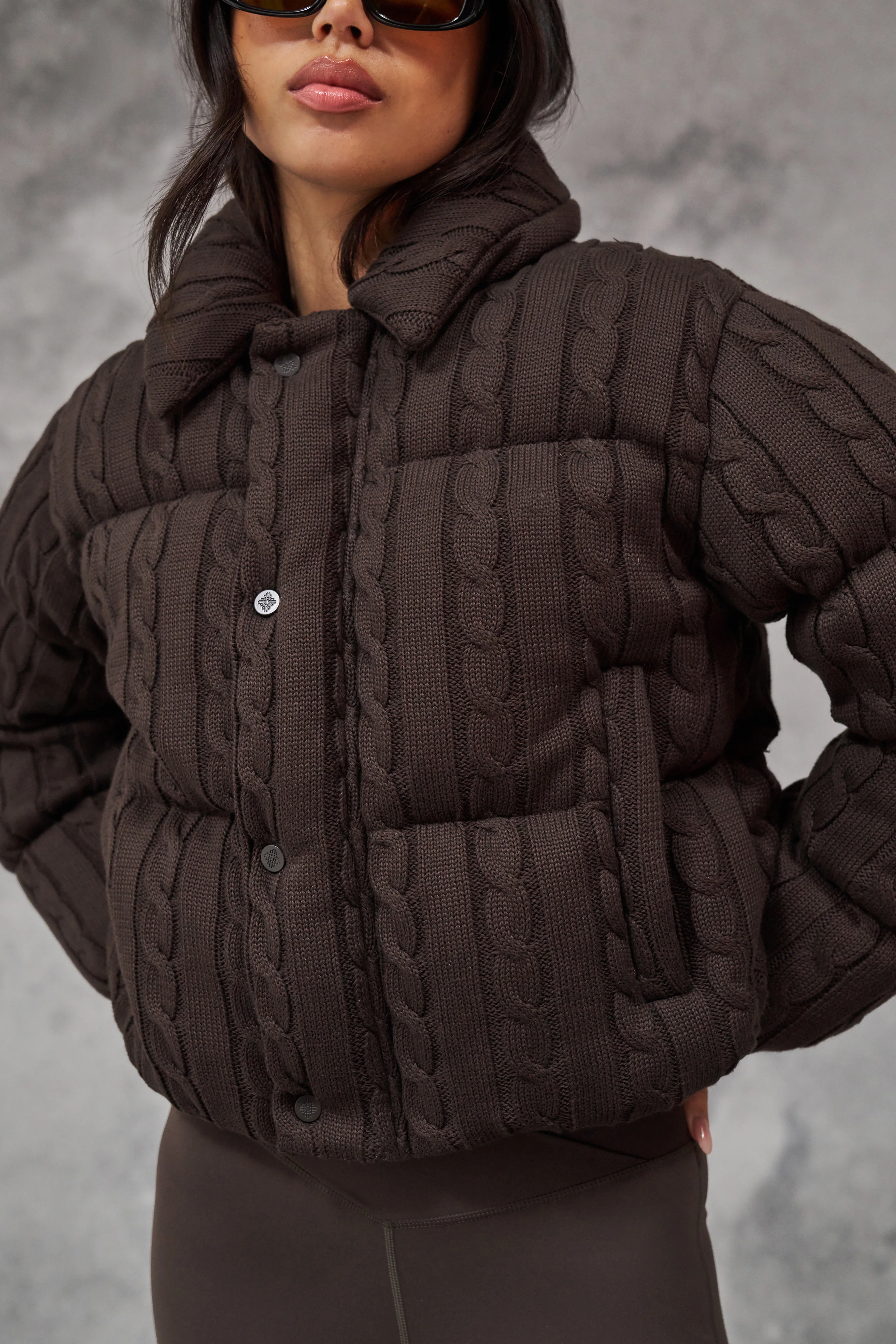 CABLE KNITTED PUFFER - BROWN - Image 4