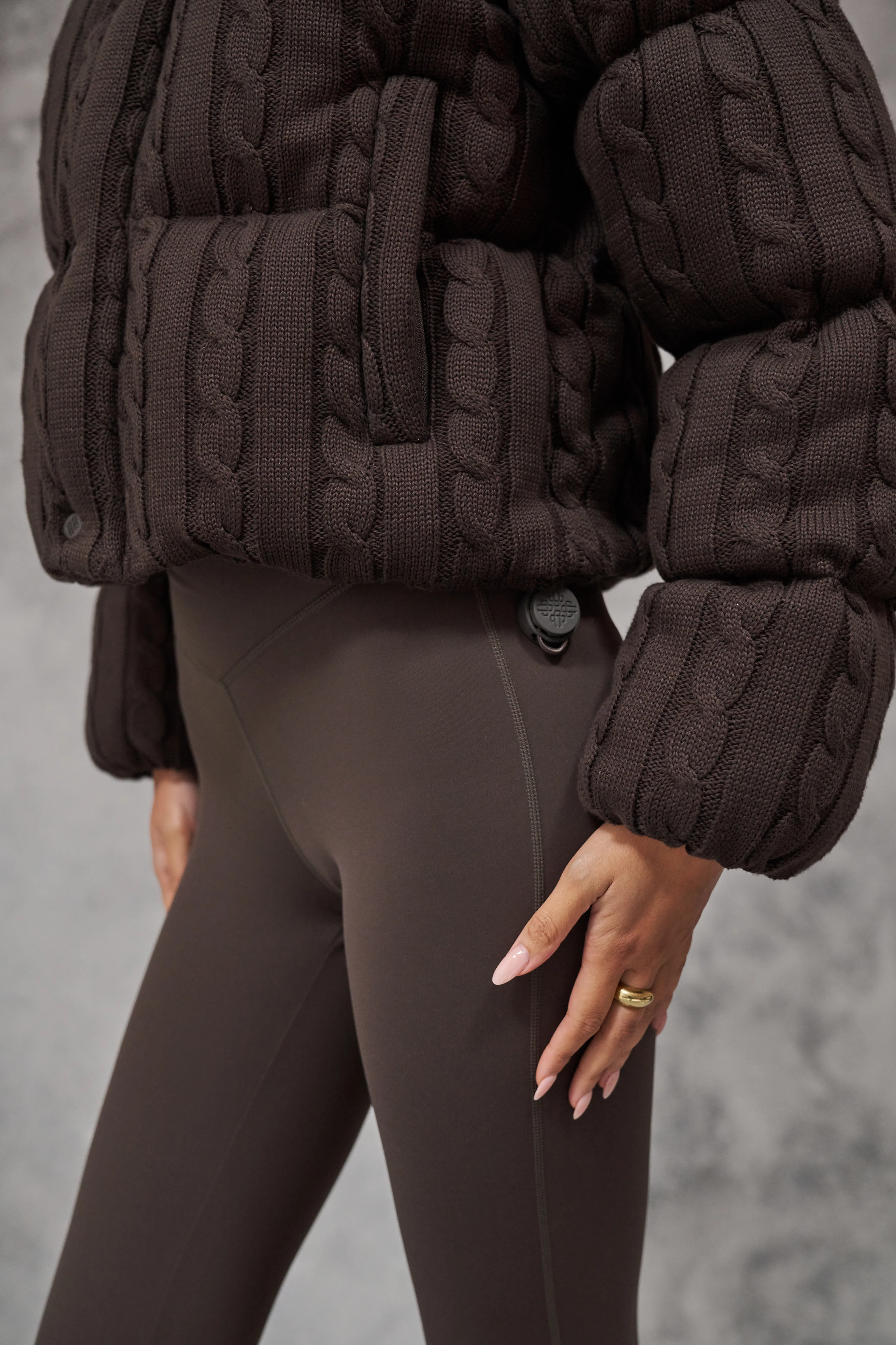 CABLE KNITTED PUFFER - BROWN - Image 5