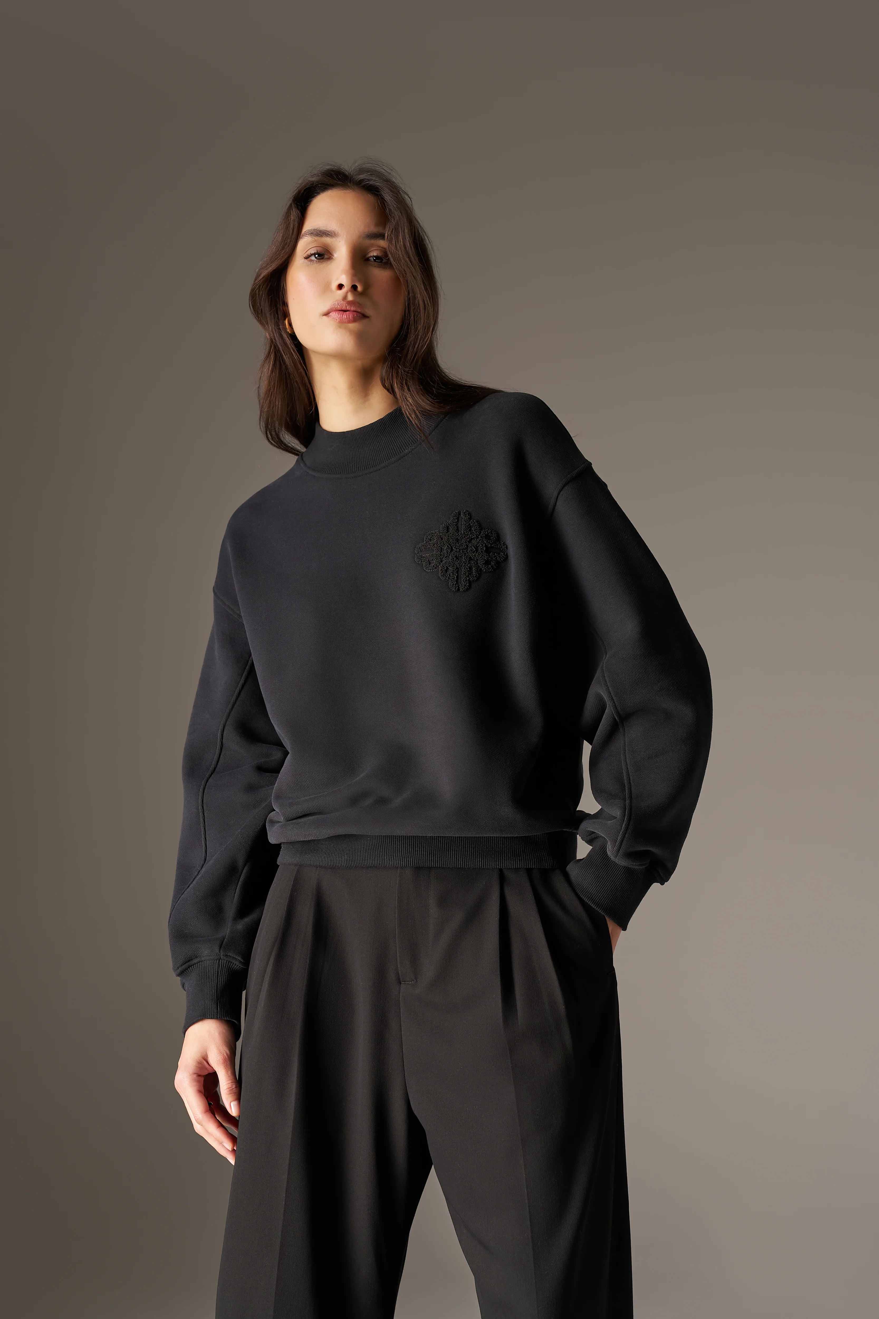 CHENILLE EMBLEM MOCK NECK CREW - BLACK - Image 2