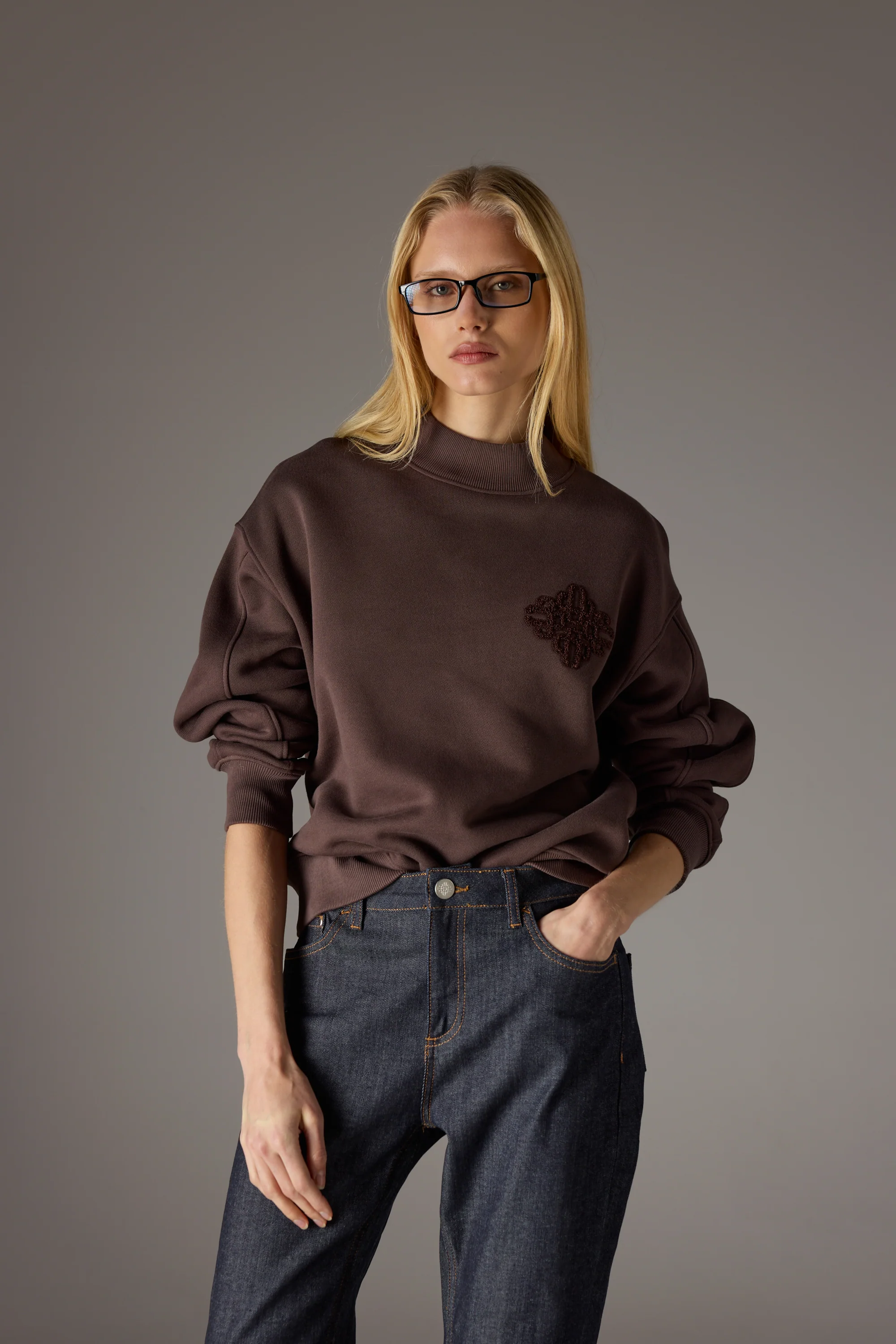 CHENILLE EMBLEM MOCK NECK CREW - CHOCOLATE - Image 2