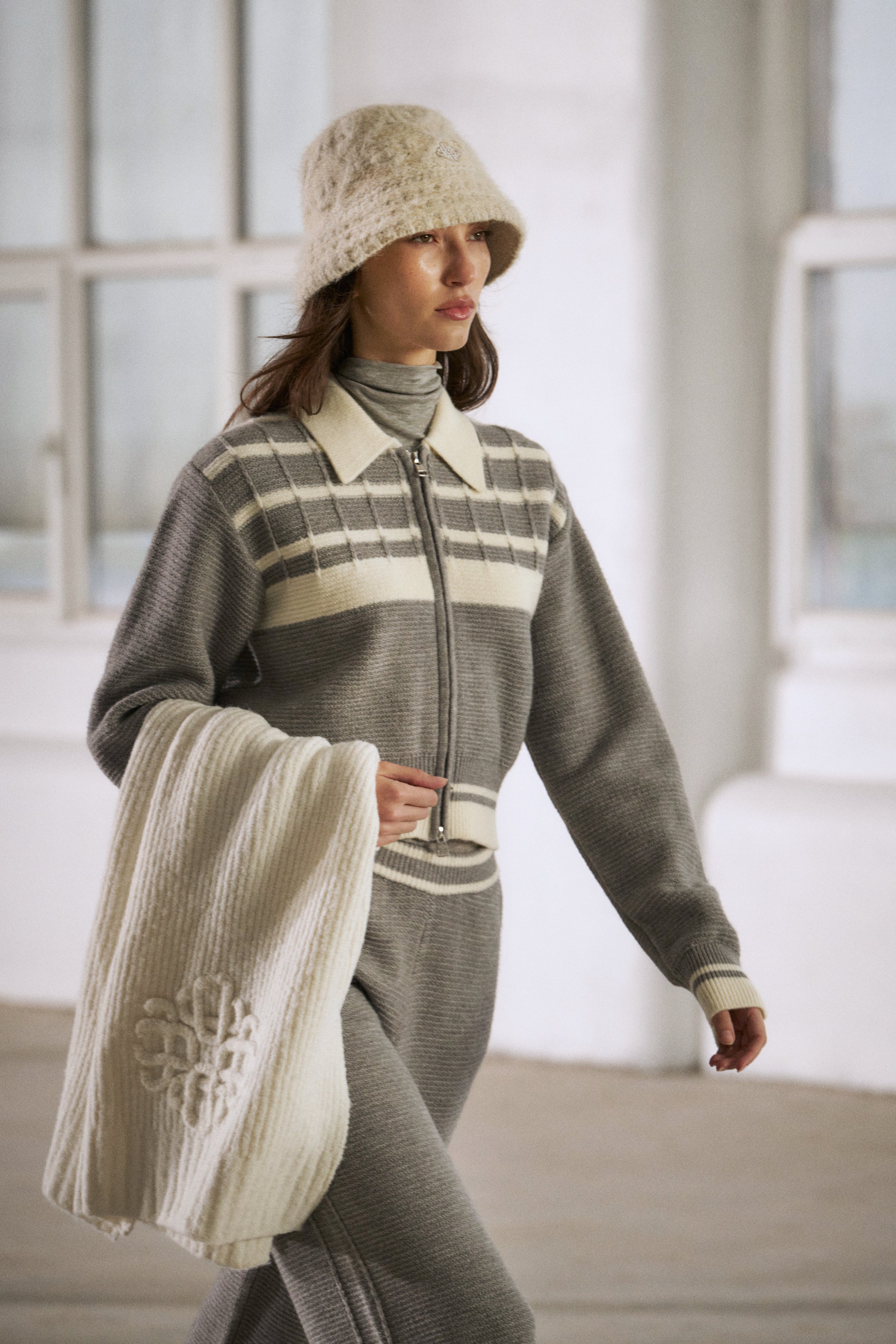 CONTRAST STRIPE KNITTED ZIP THROUGH - GREY - Image 2