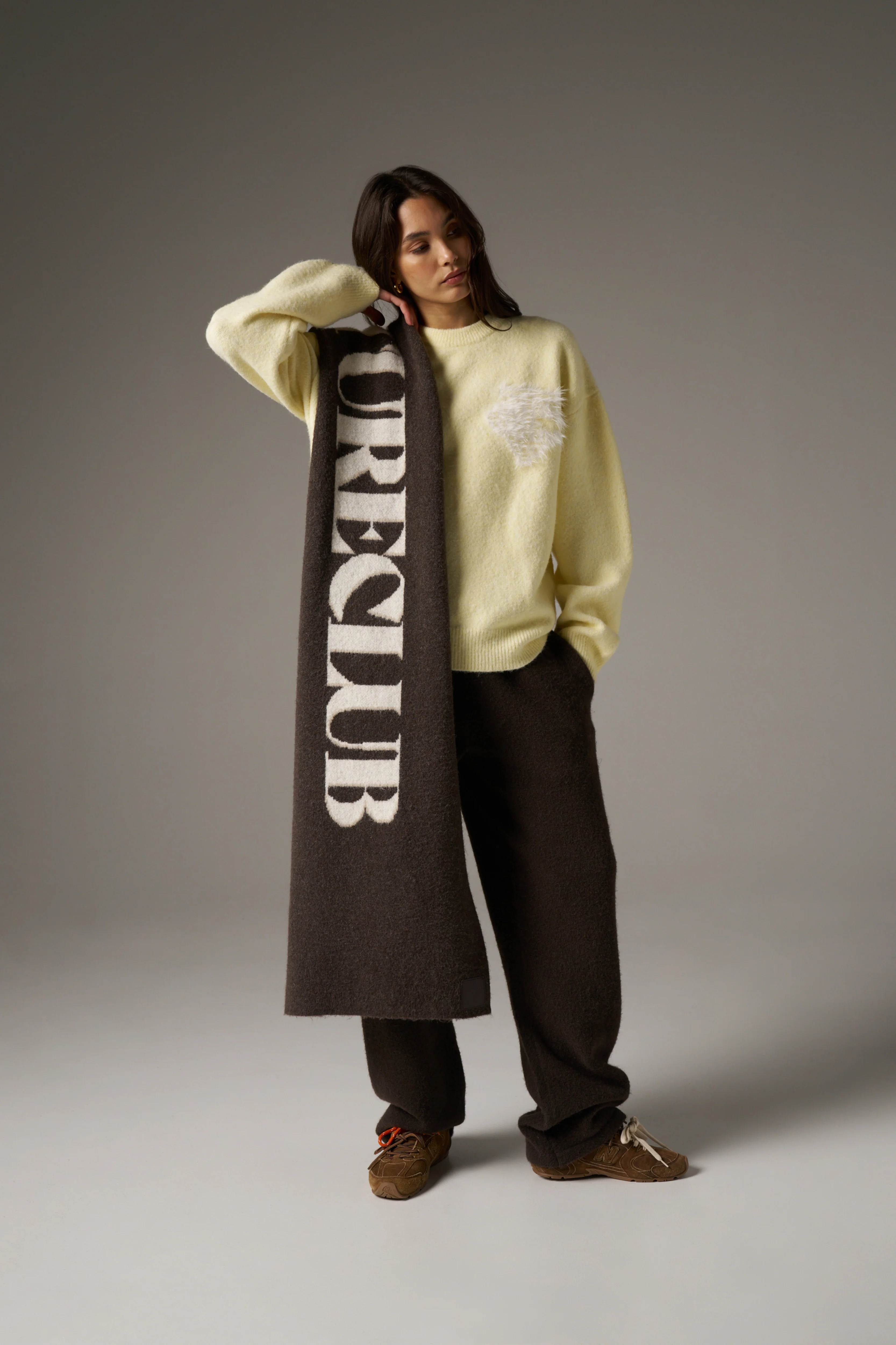 COPYRIGHT KNIT SCARF - BROWN - Image 6