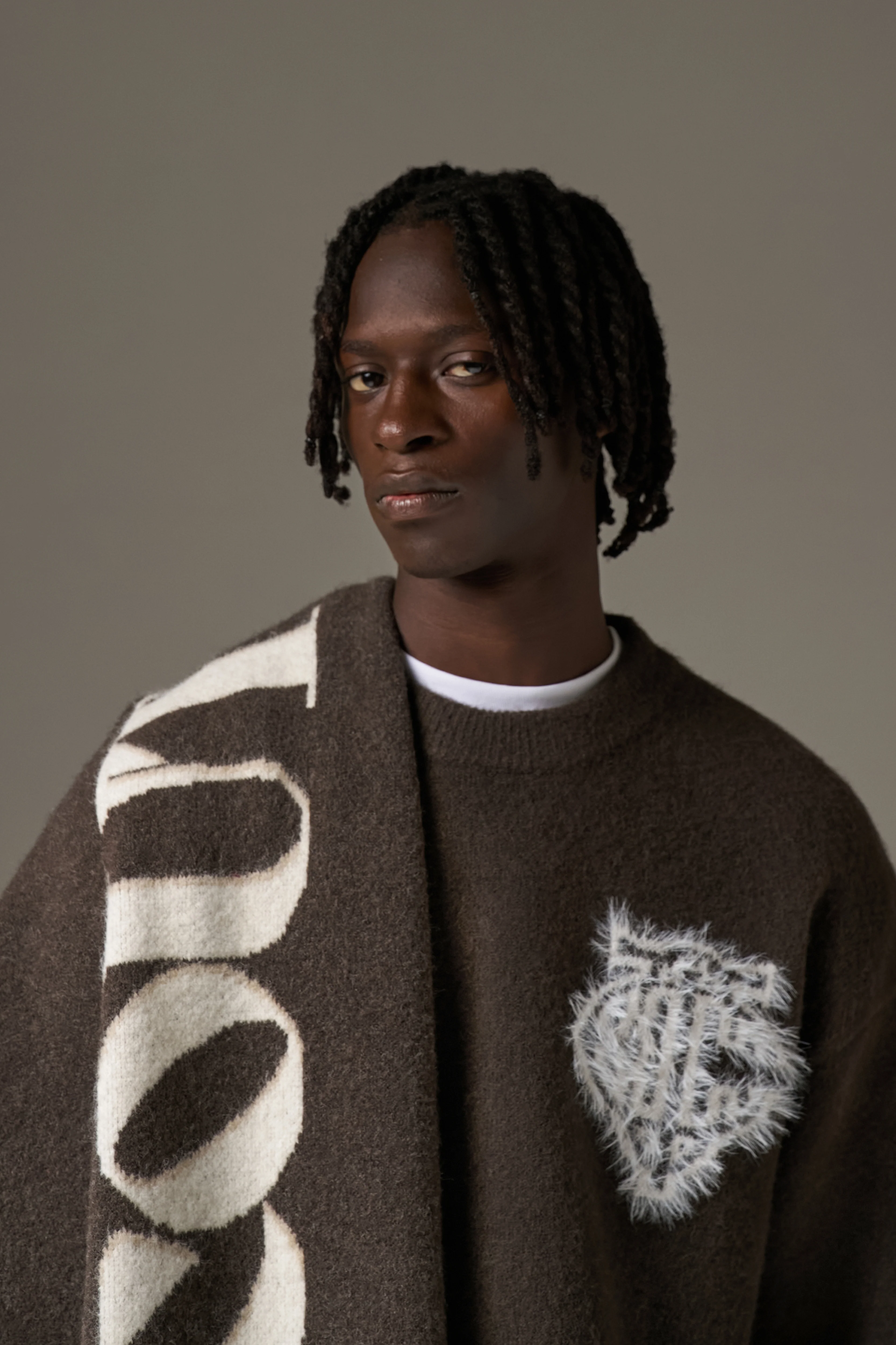 COPYRIGHT KNIT SCARF - BROWN - Image 7