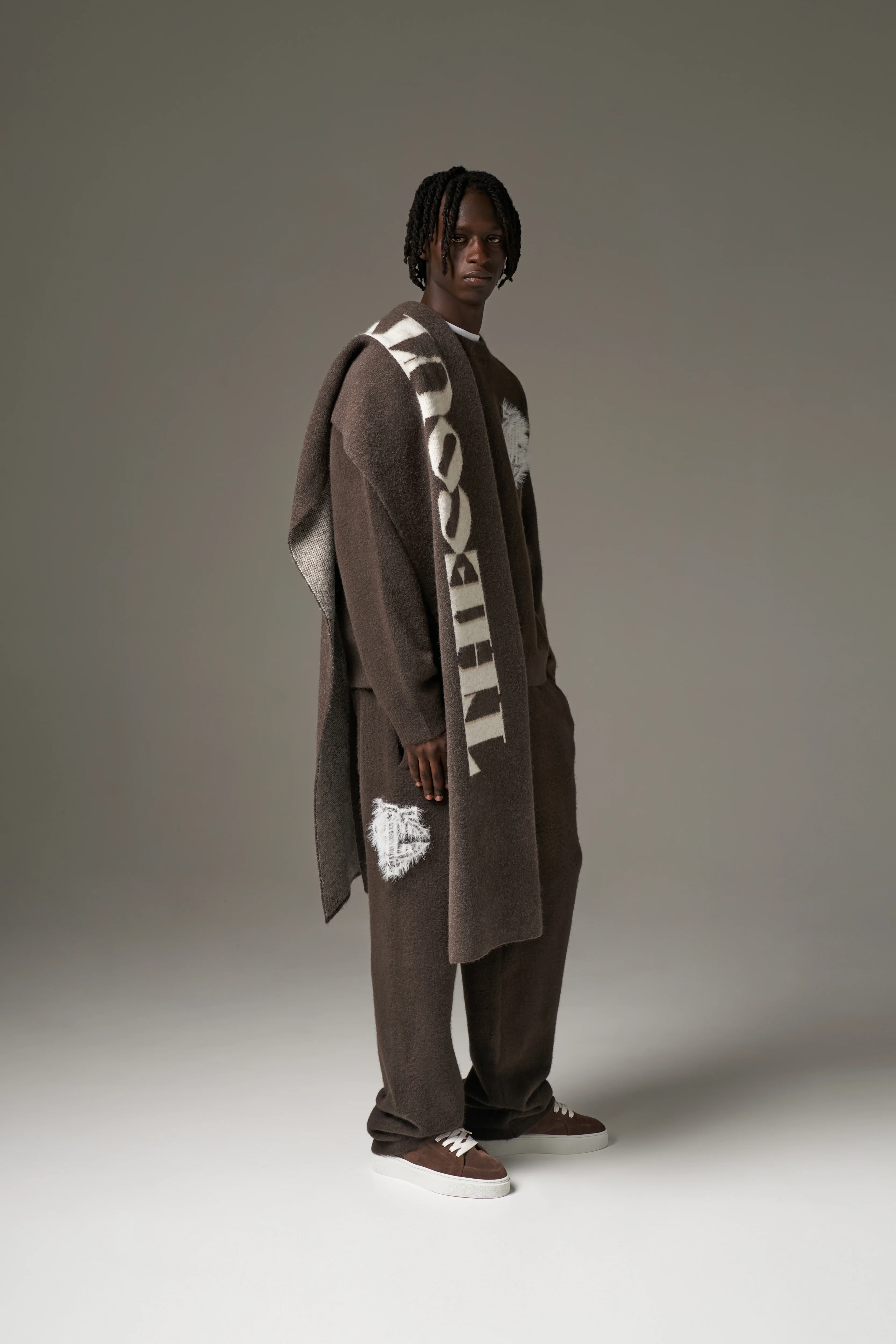 COPYRIGHT KNIT SCARF - BROWN - Image 8