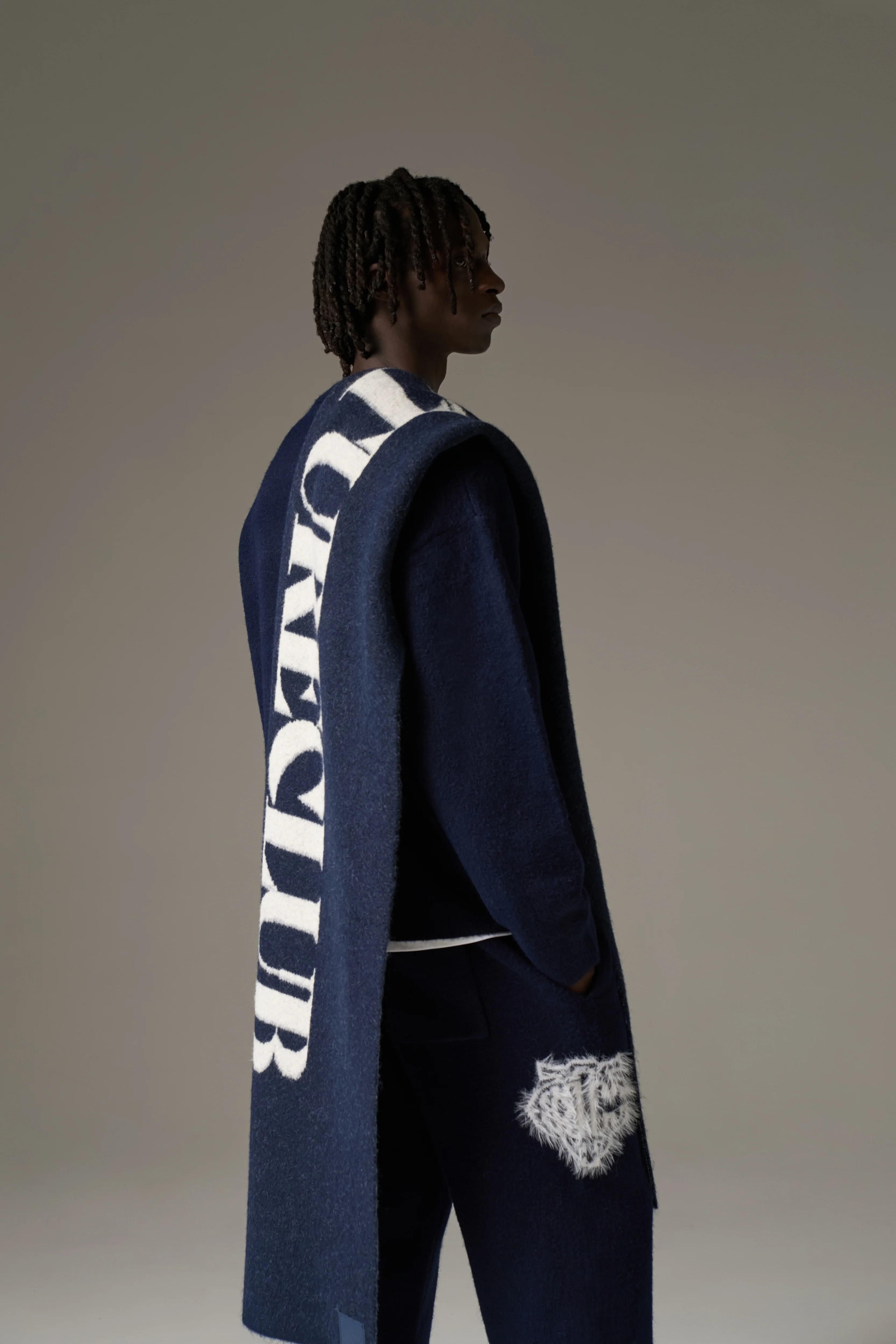 COPYRIGHT KNIT SCARF - NAVY - Image 5