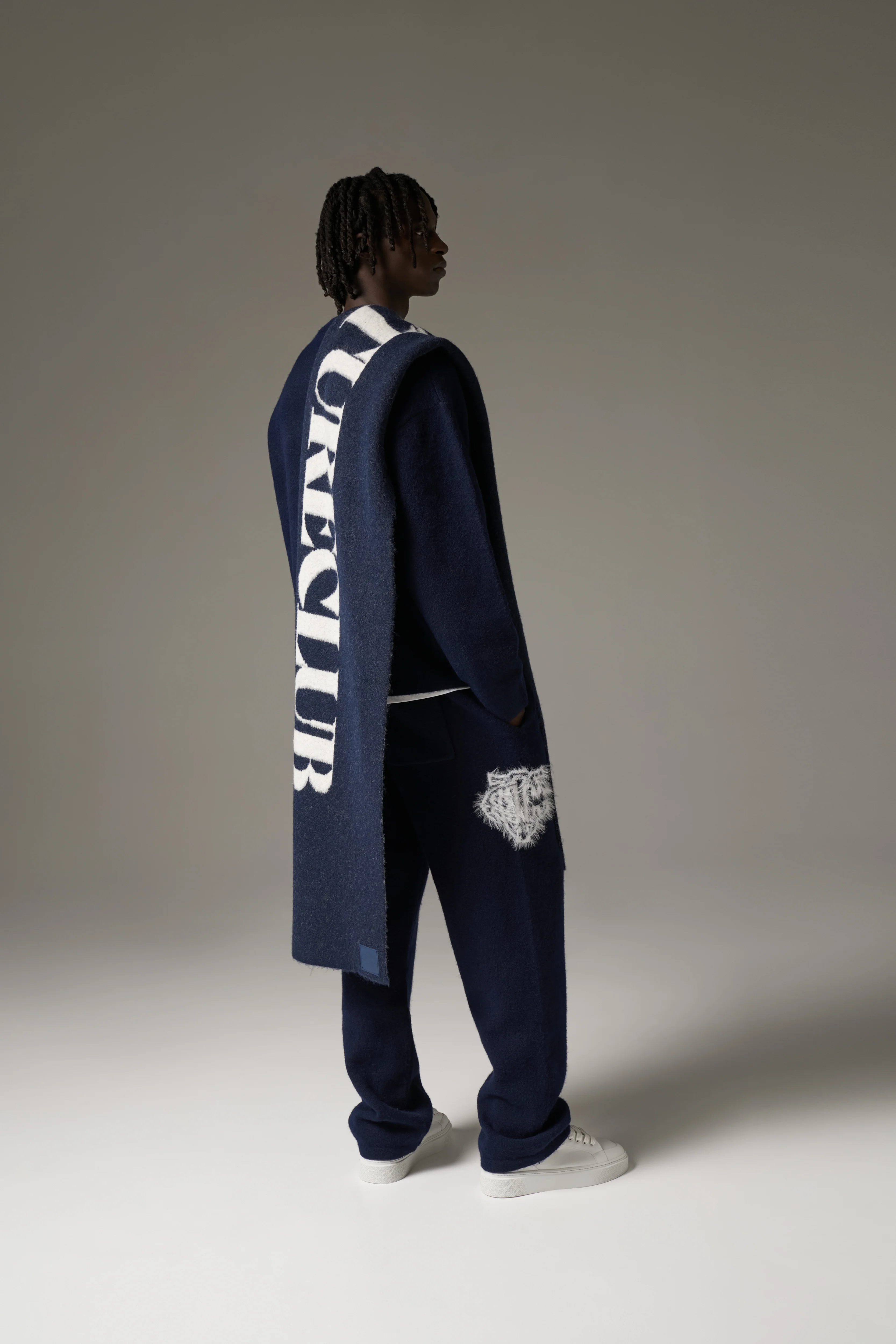COPYRIGHT KNIT SCARF - NAVY - Image 6