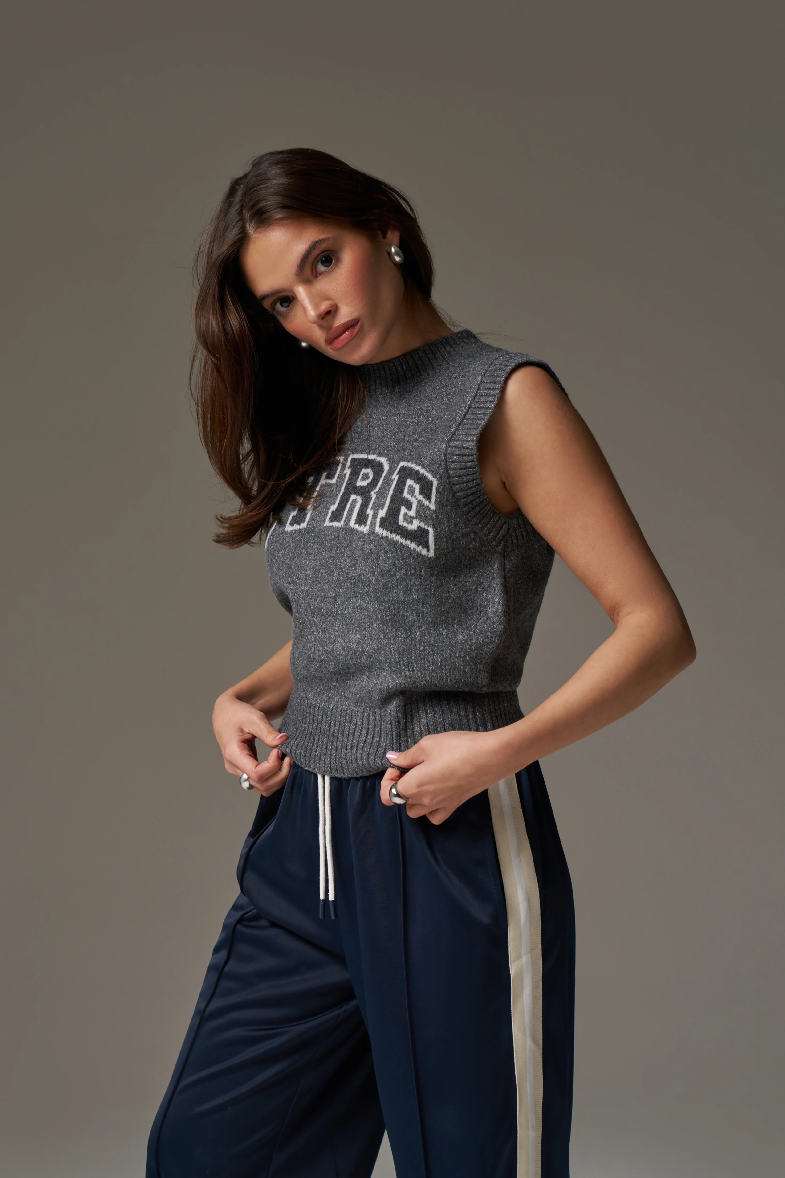 CTRE KNITTED VEST - GREY - Image 4