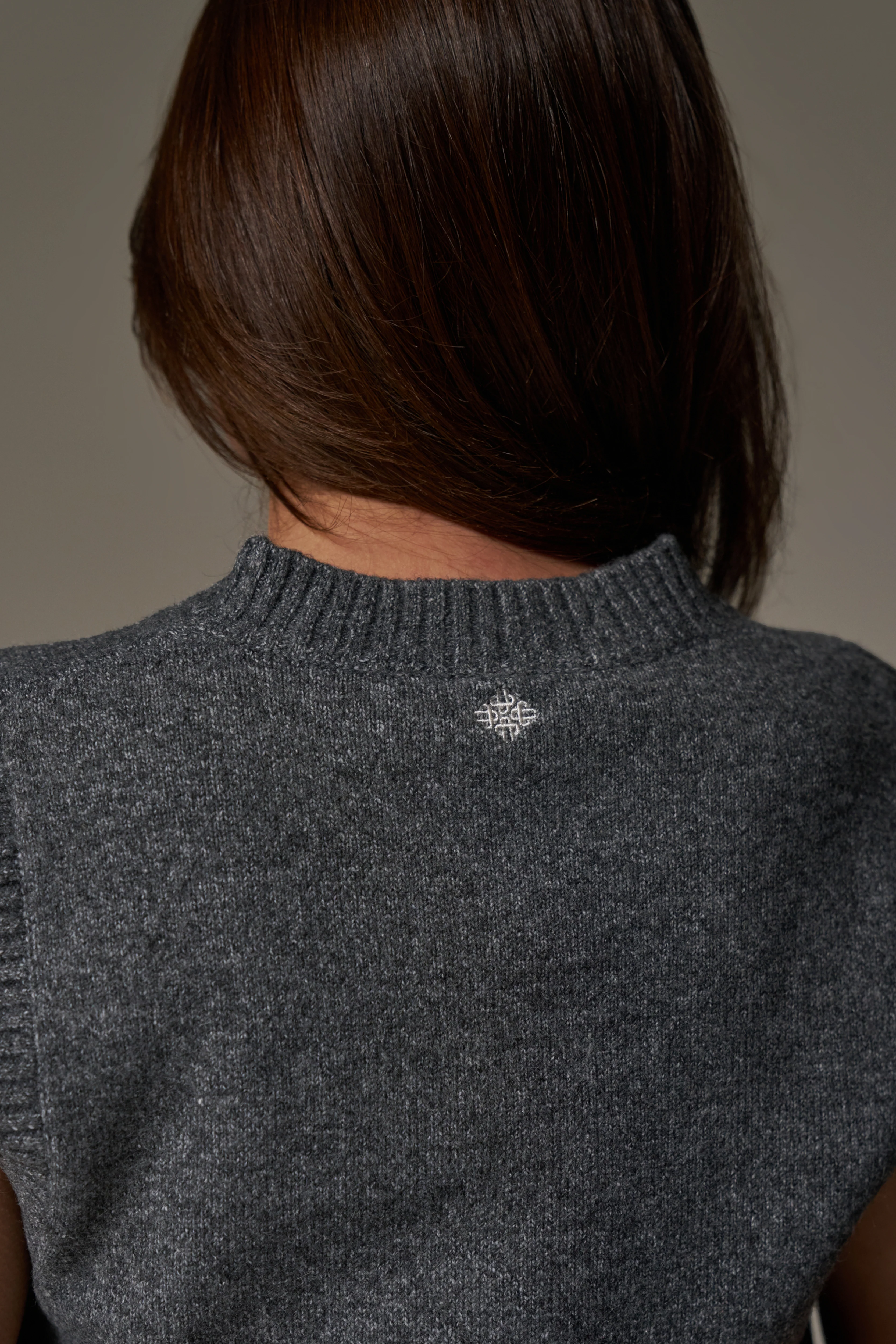 CTRE KNITTED VEST - GREY - Image 7