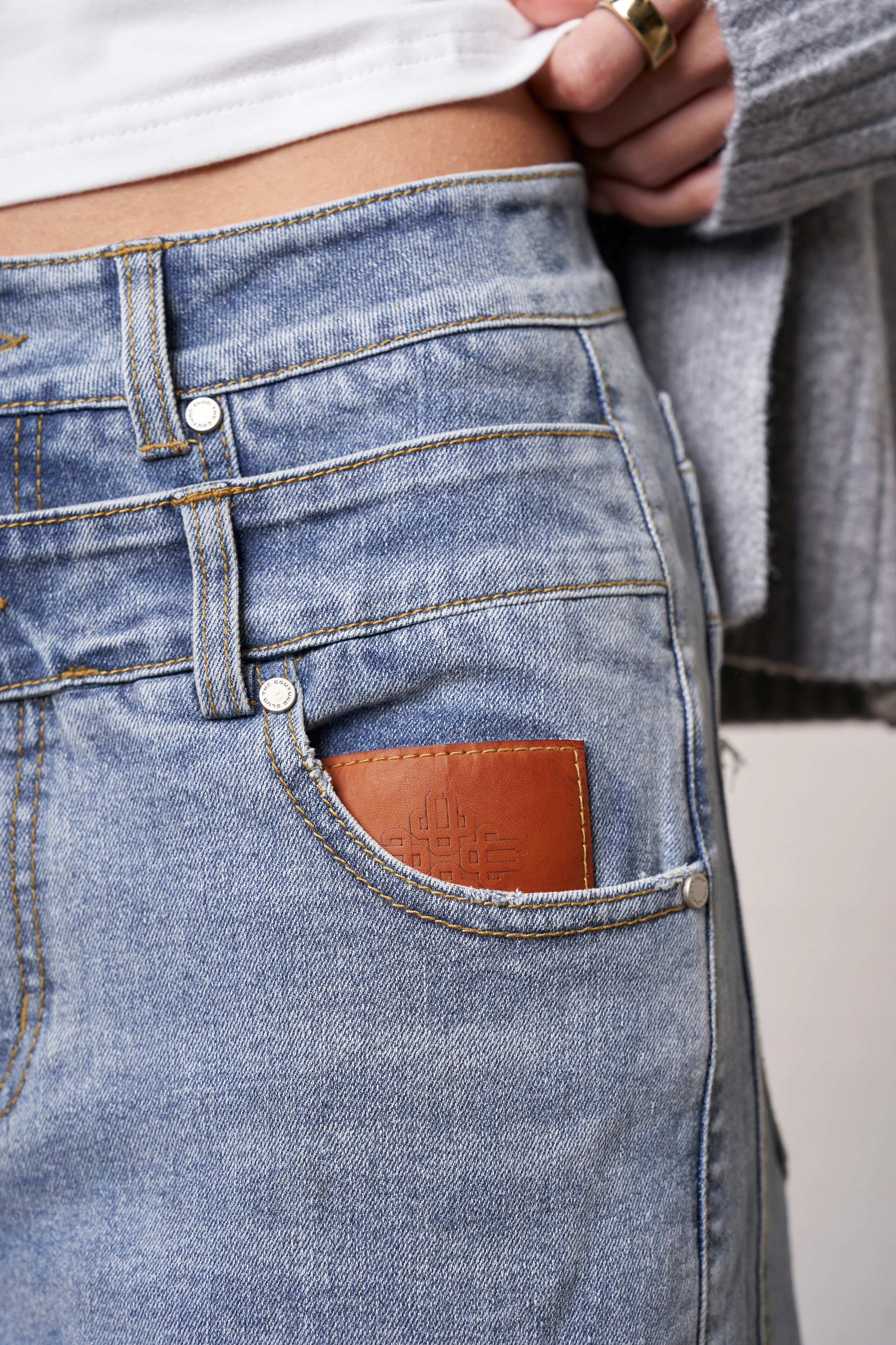 DISTRESSED DOUBLE WAISTBAND JEANS - BLUE WASH - Image 4
