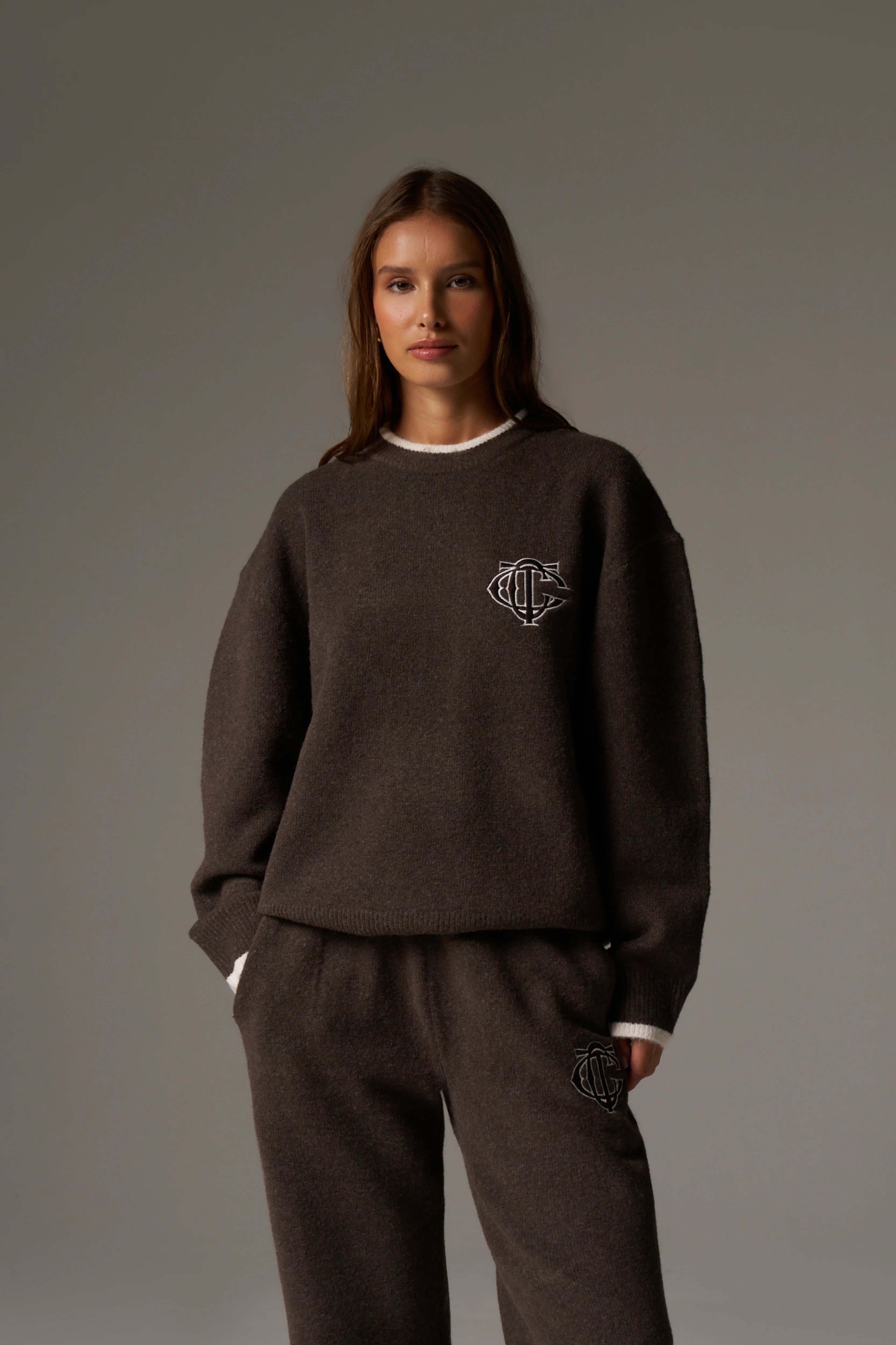 MONOGRAM KNITTED CREW - BROWN - Image 3