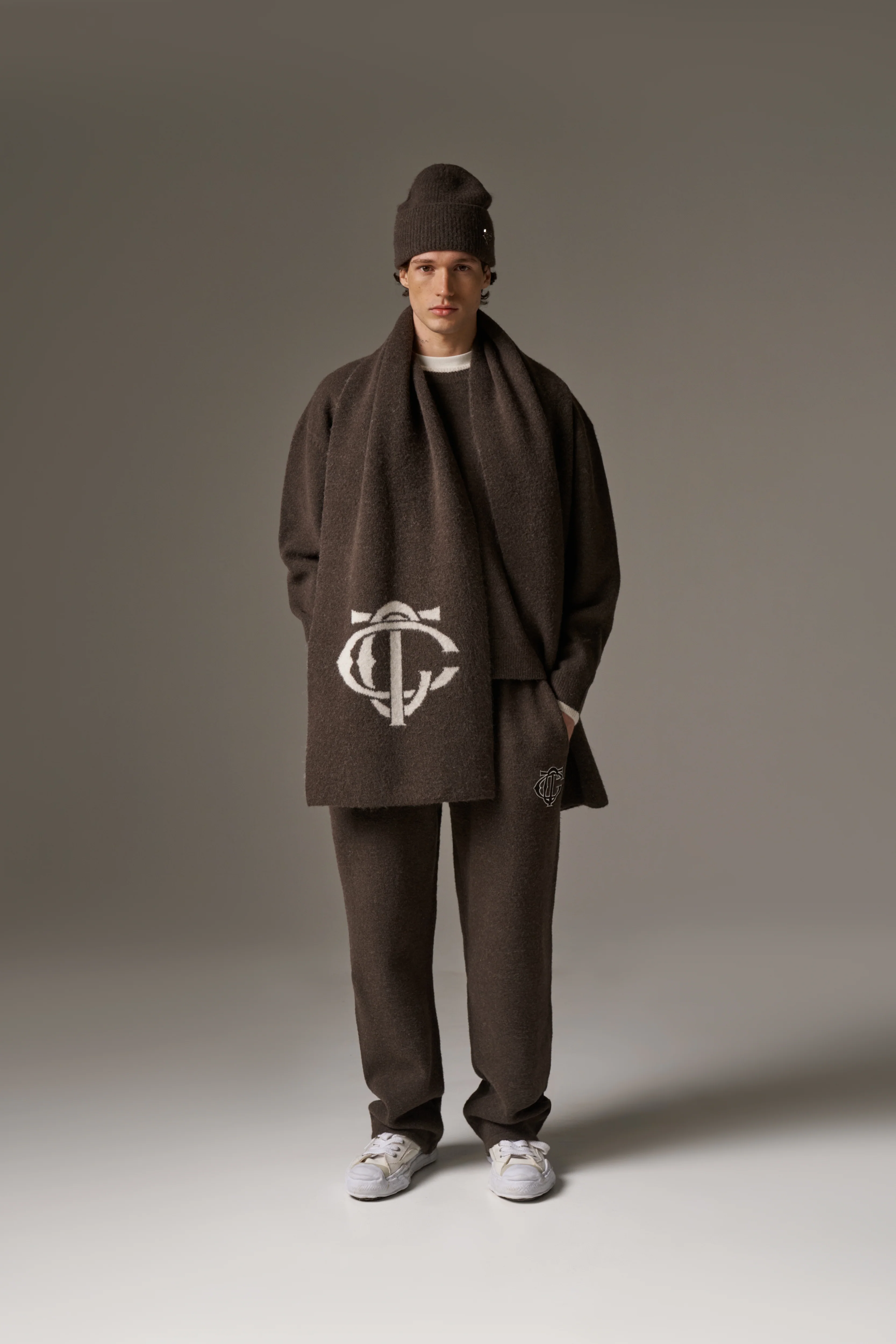 MONOGRAM KNITTED CREW - BROWN - Image 9