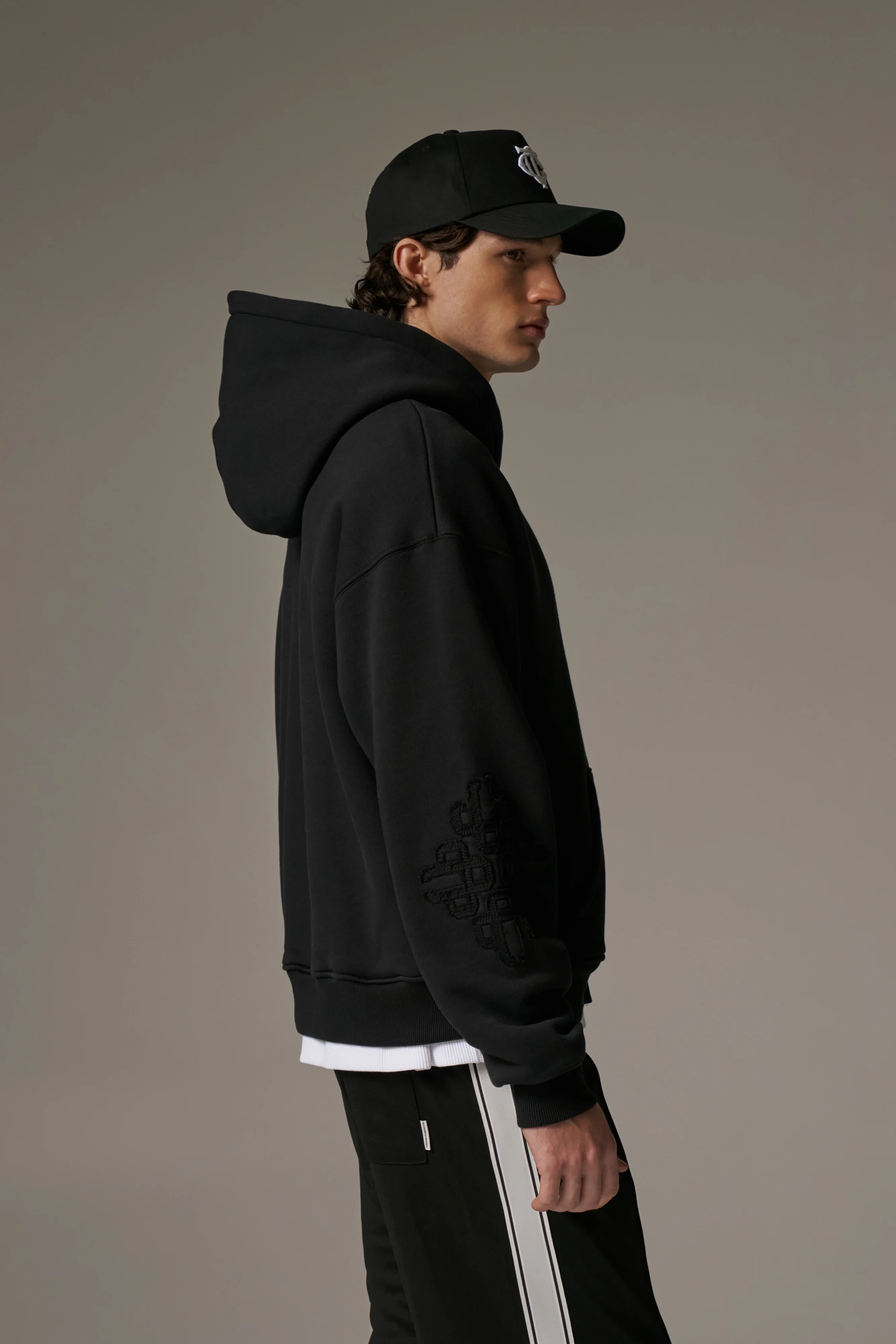 EMBLEM APPLIQUE ZIP THROUGH HOODIE - BLACK - Image 4