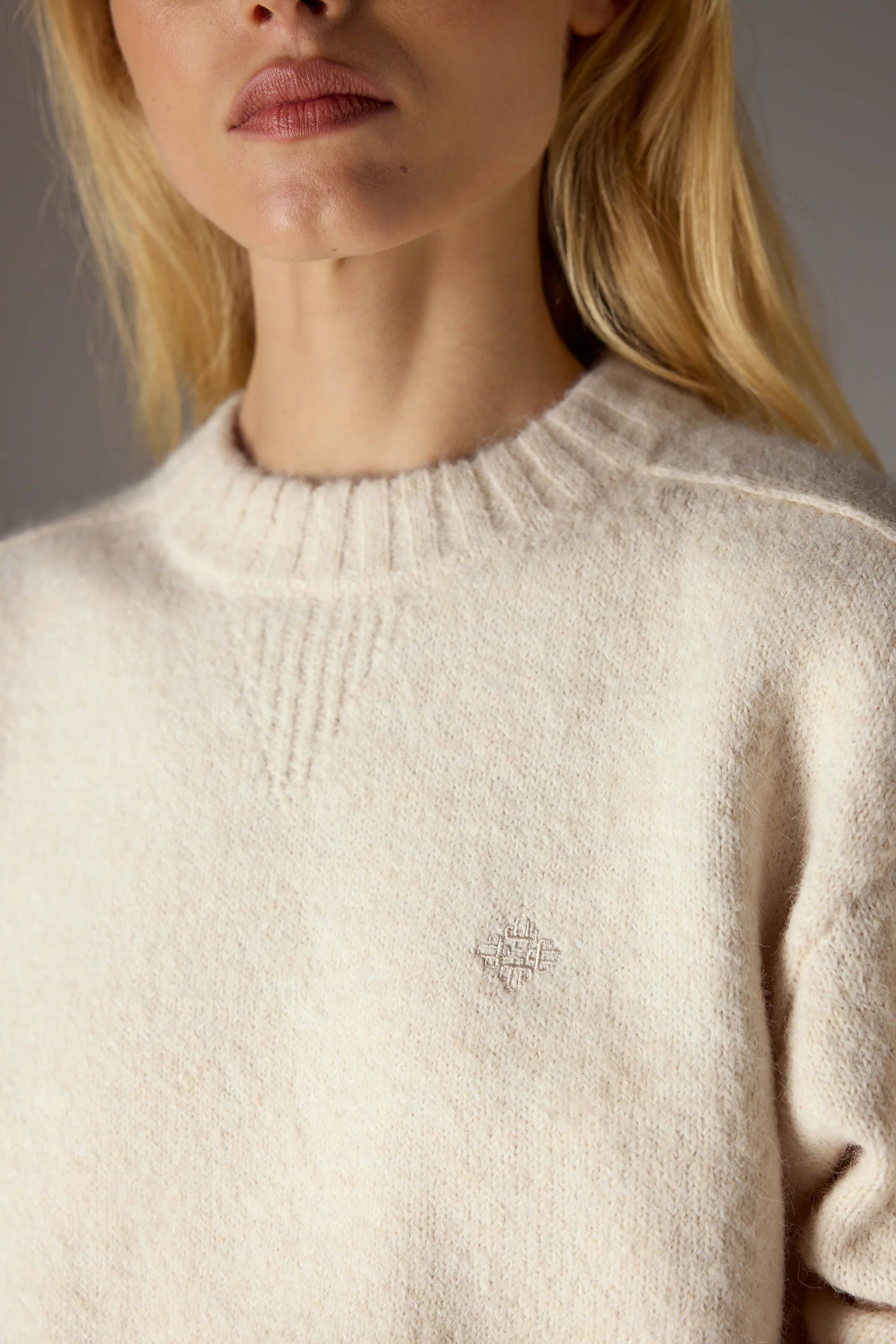 EMBLEM EMBROIDERED KNITTED CREW - BUTTERMILK - Image 5