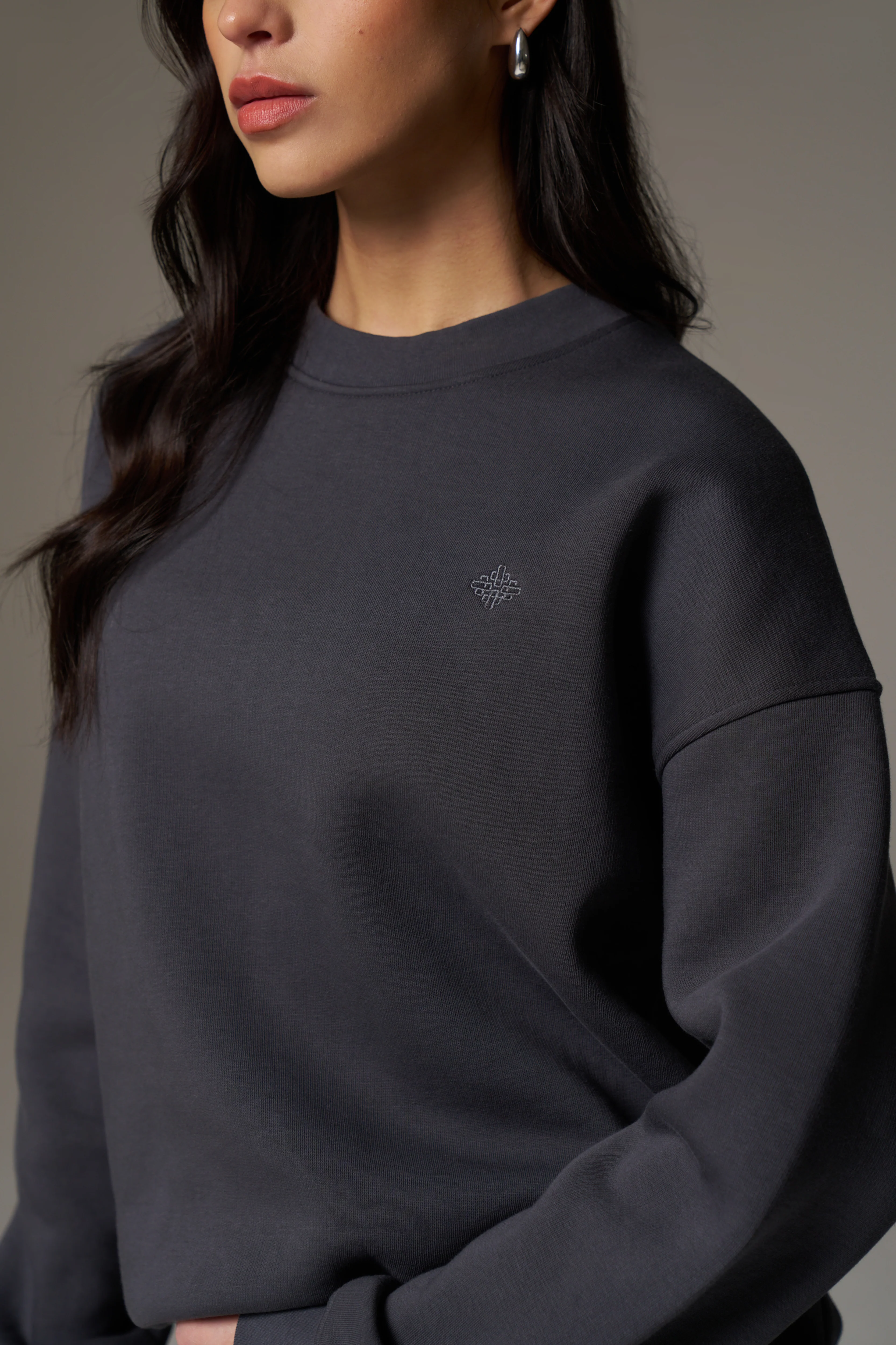 EMBLEM EMBROIDERED SWEATSHIRT - CHARCOAL - Image 4