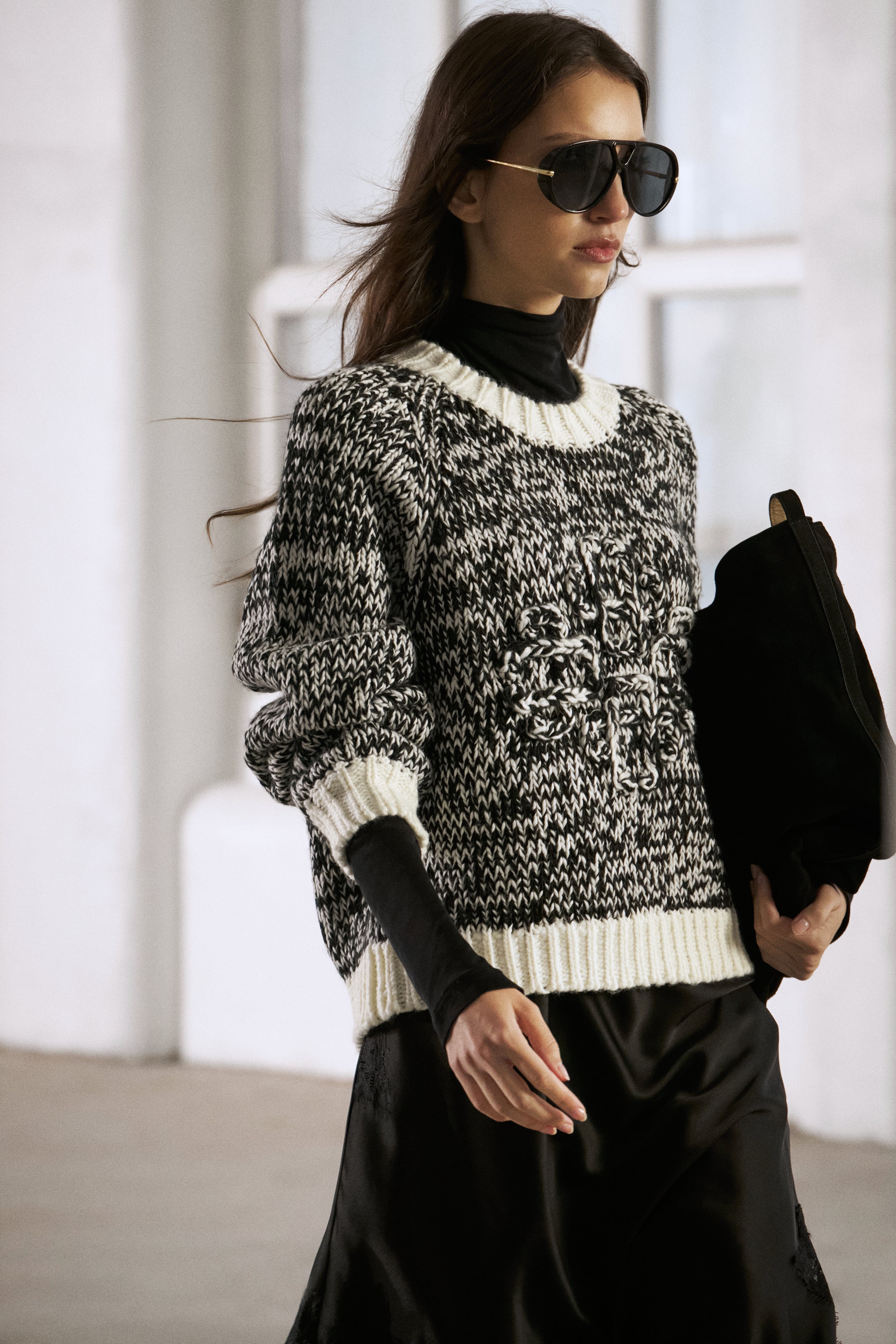 EMBLEM MIXED YARN OVERSIZED KNIT JUMPER - BLACK - Image 2