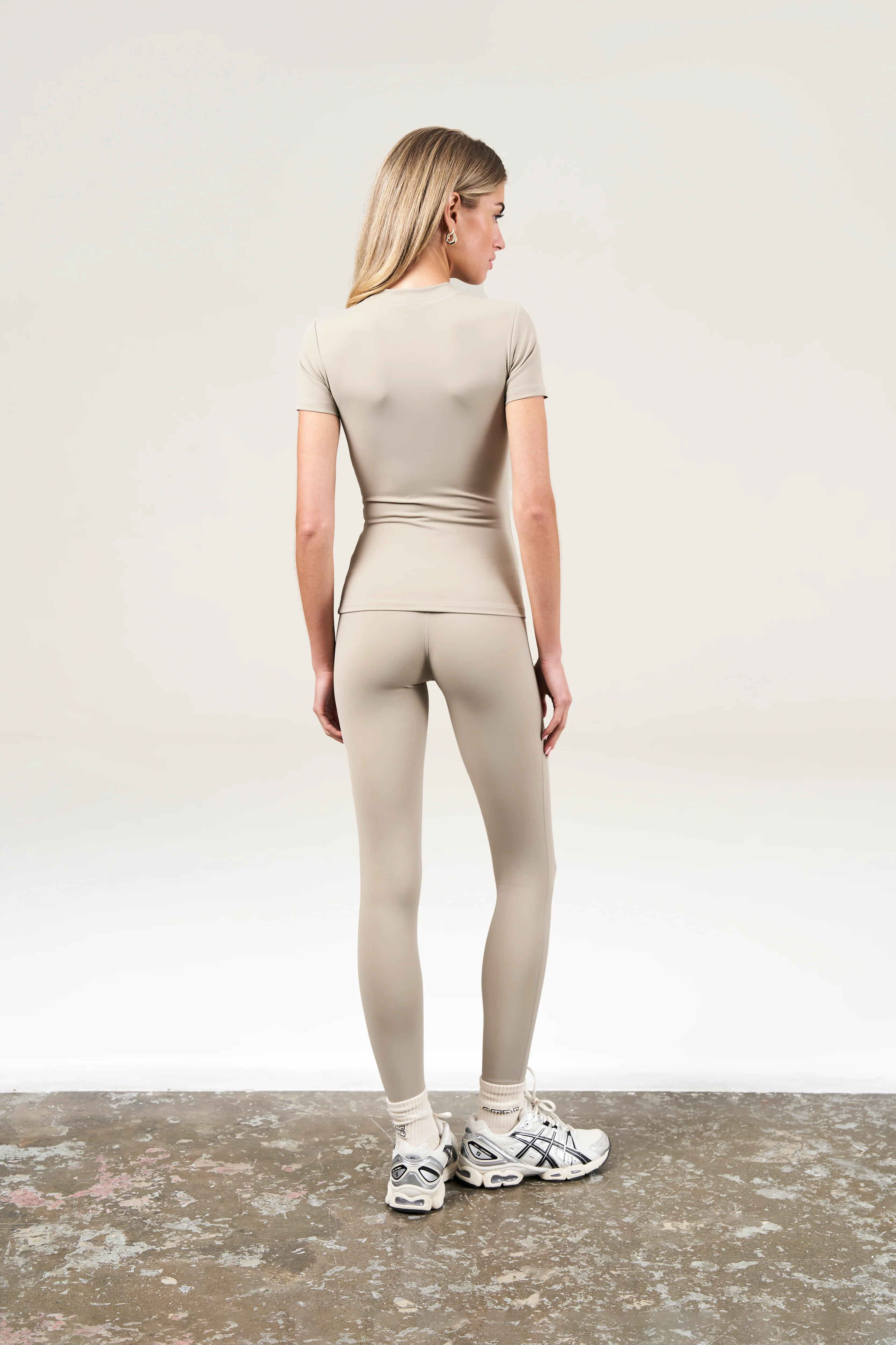 SCULPTING STRETCH EMBLEM LEGGINGS - BEIGE - Image 7