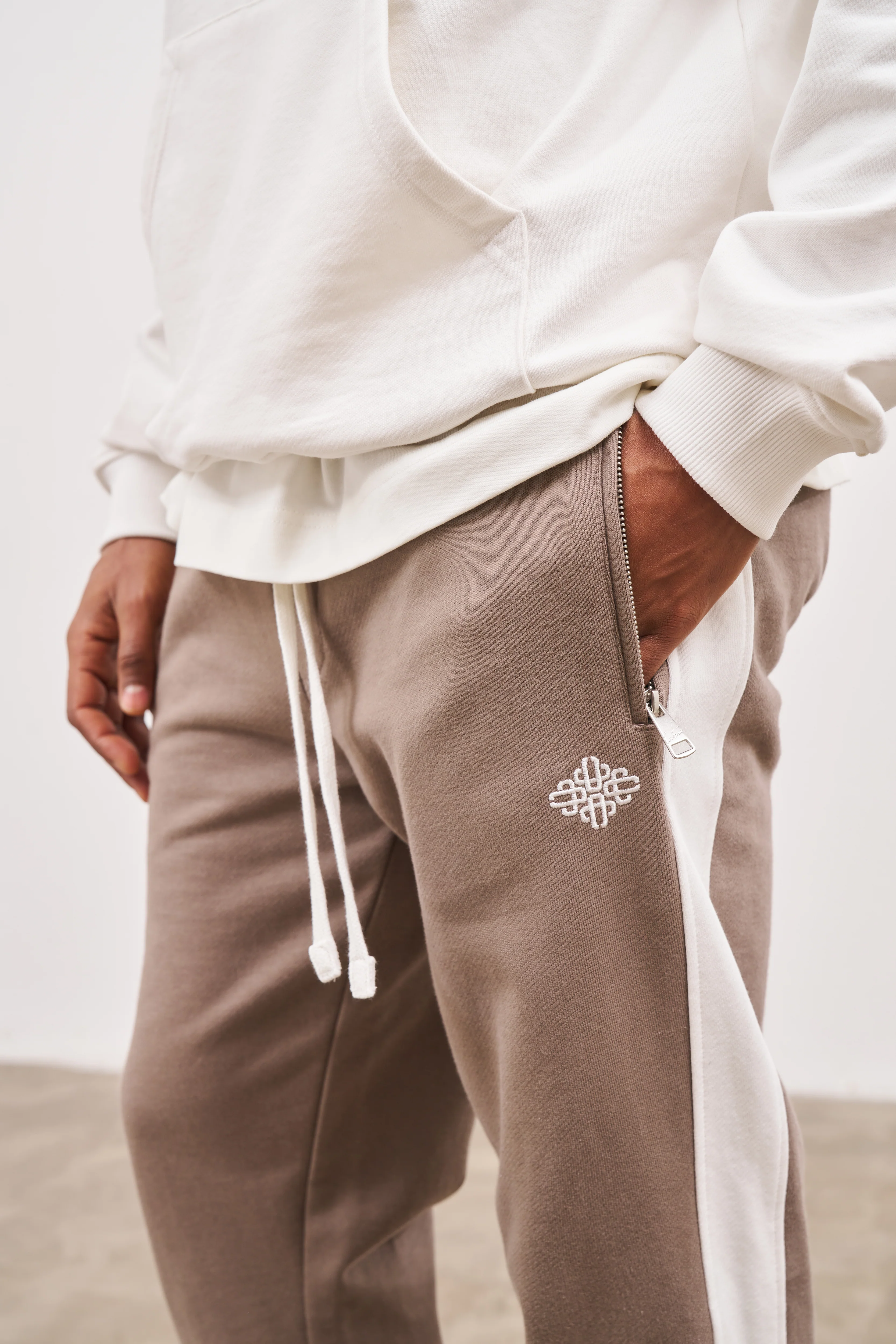 EMBLEM SIDE PANEL SPLIT HEM JOGGERS - BROWN - Image 4