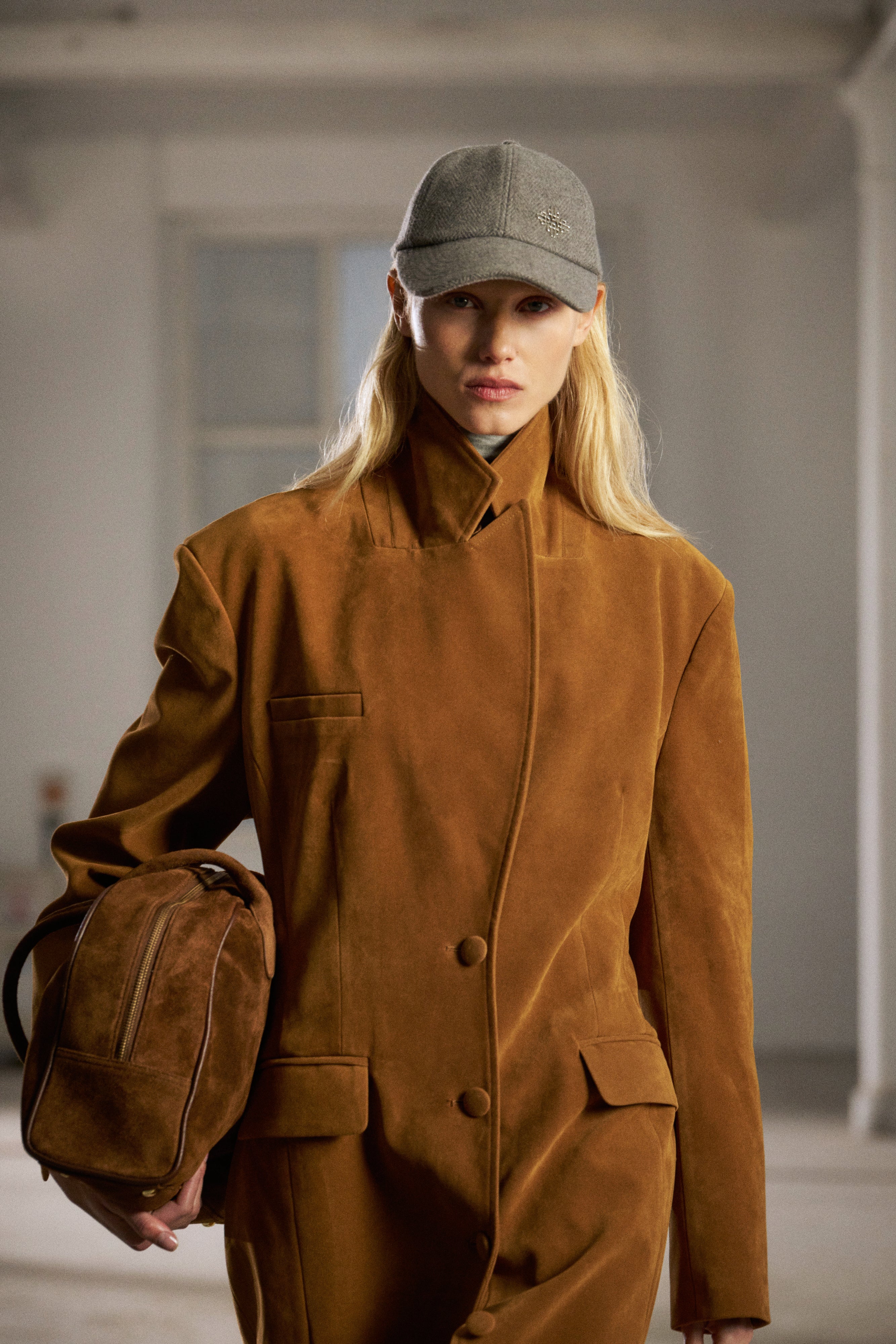 FAUX SUEDE CINCHED WAIST TAILORED COAT - BROWN - Image 4