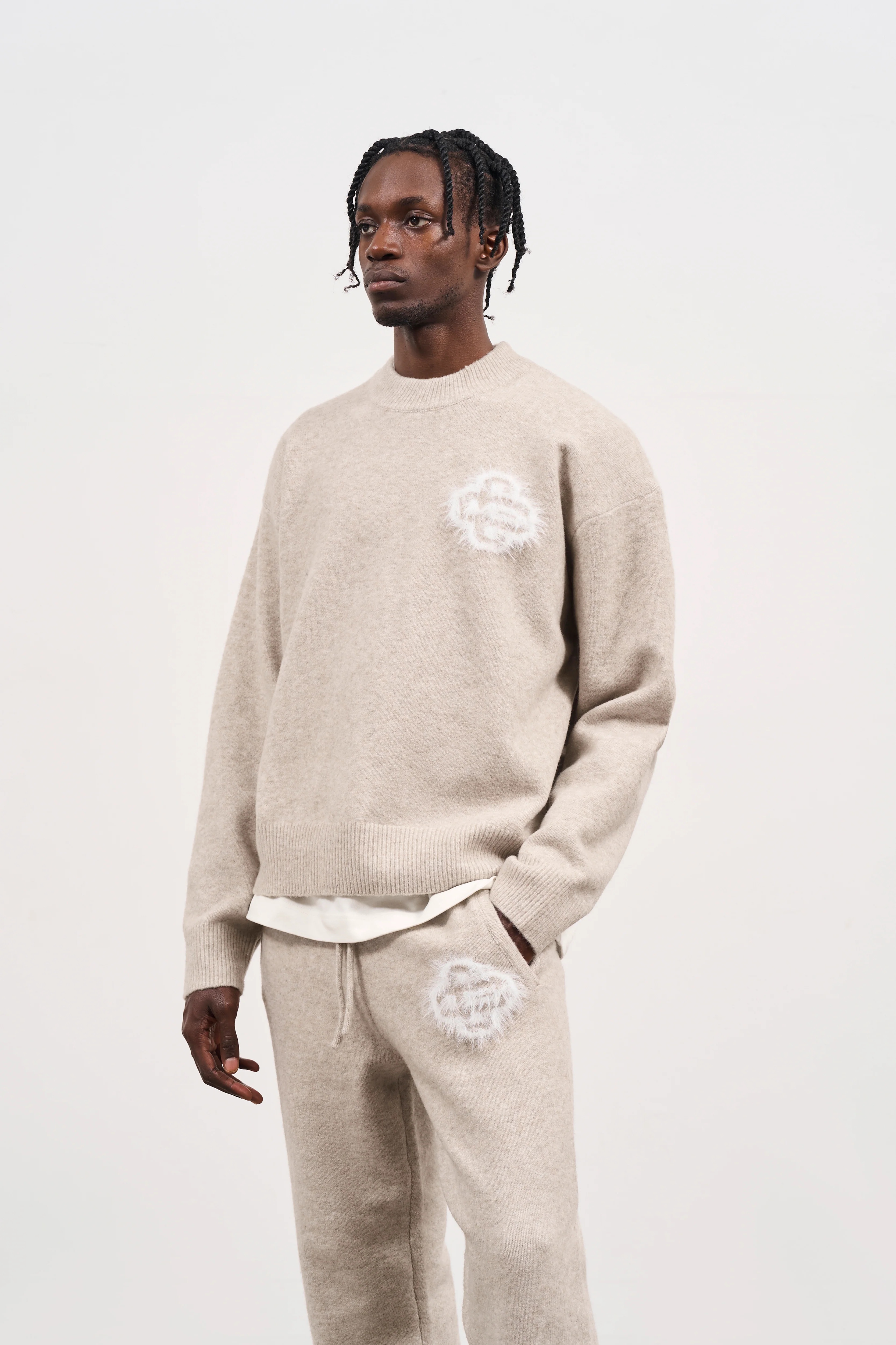 FLUFFY EMBLEM KNITTED CREW - BEIGE - Image 2