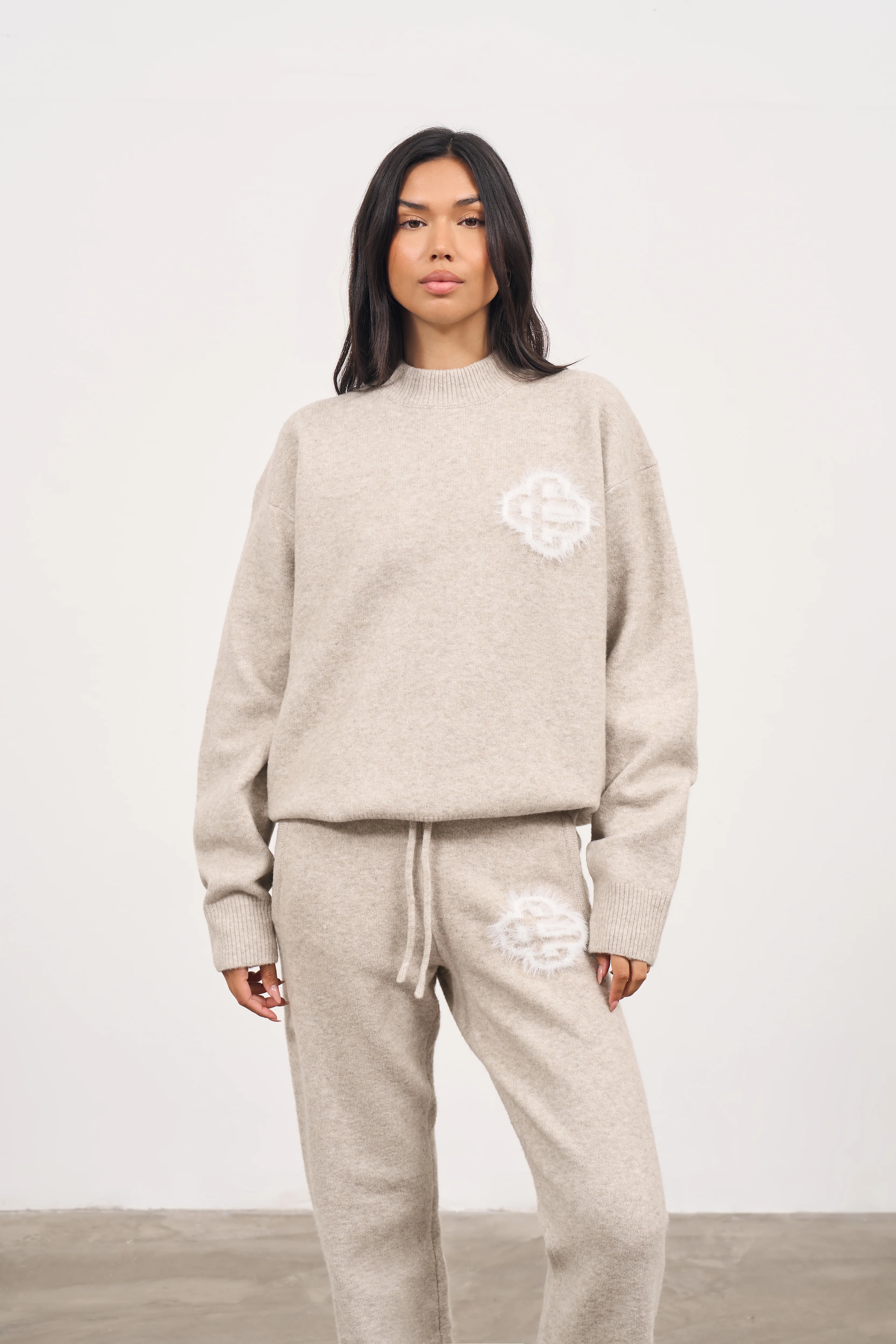 FLUFFY EMBLEM KNITTED CREW - BEIGE - Image 3