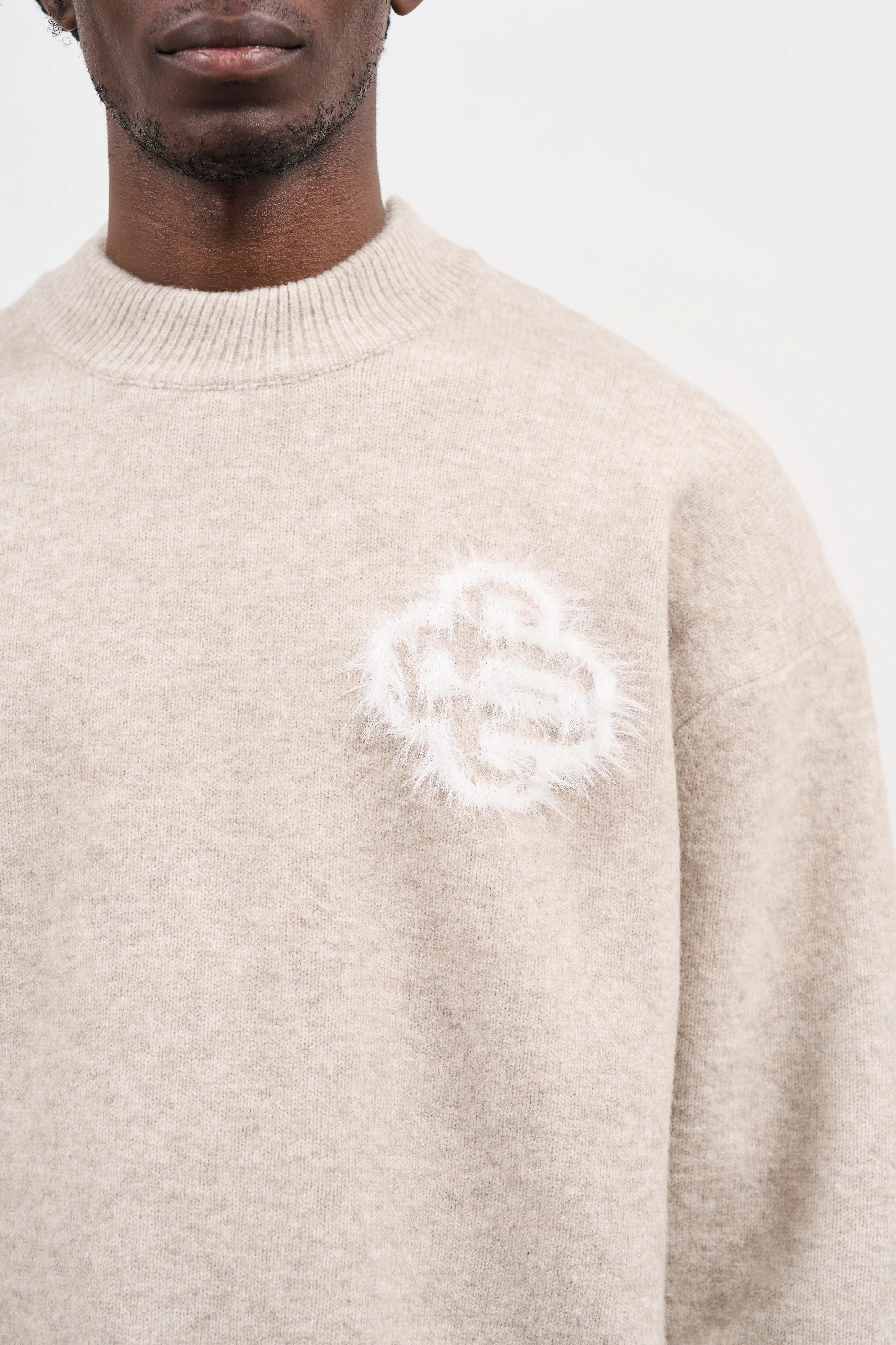 FLUFFY EMBLEM KNITTED CREW - BEIGE - Image 4