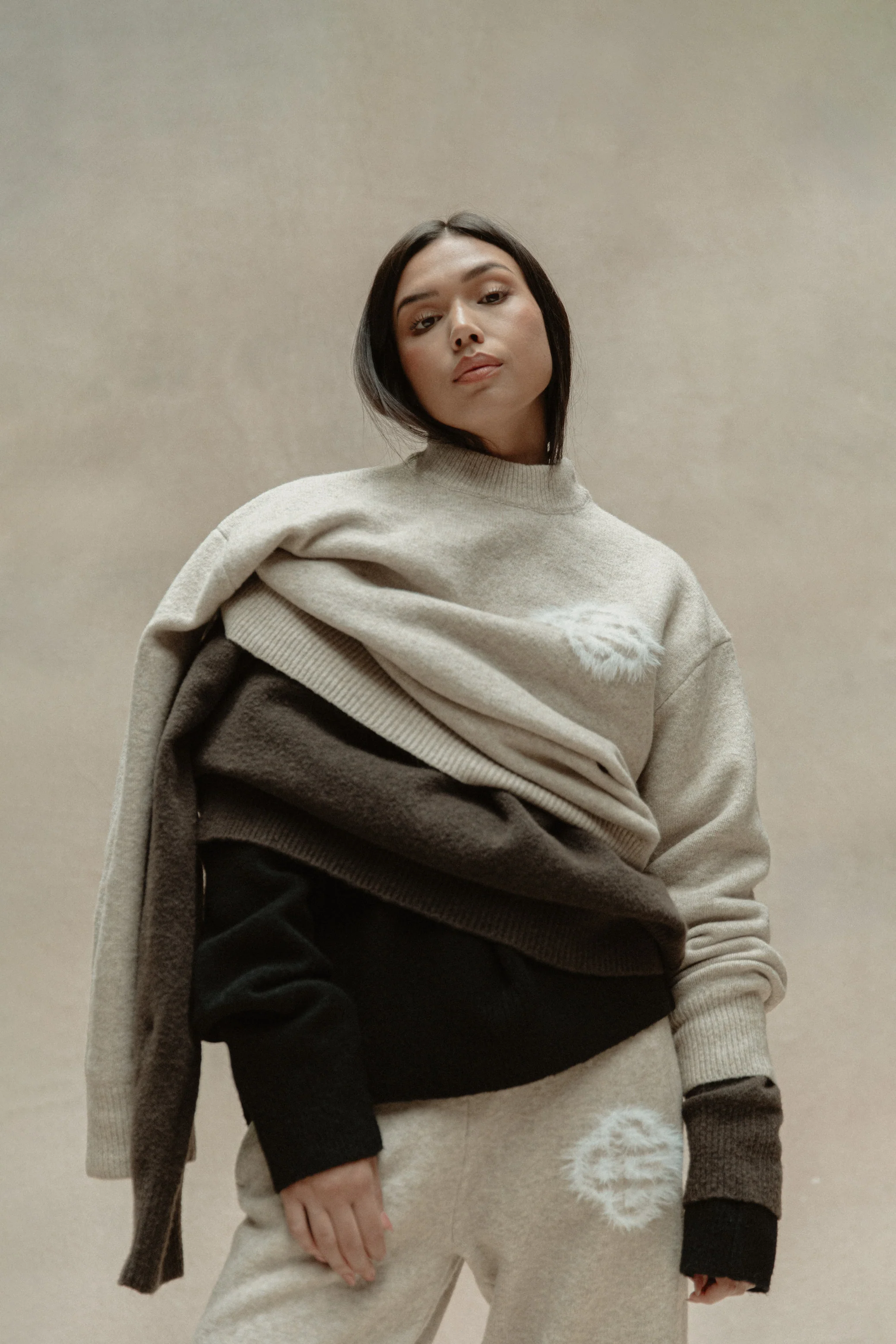 FLUFFY EMBLEM KNITTED CREW - BEIGE - Image 5