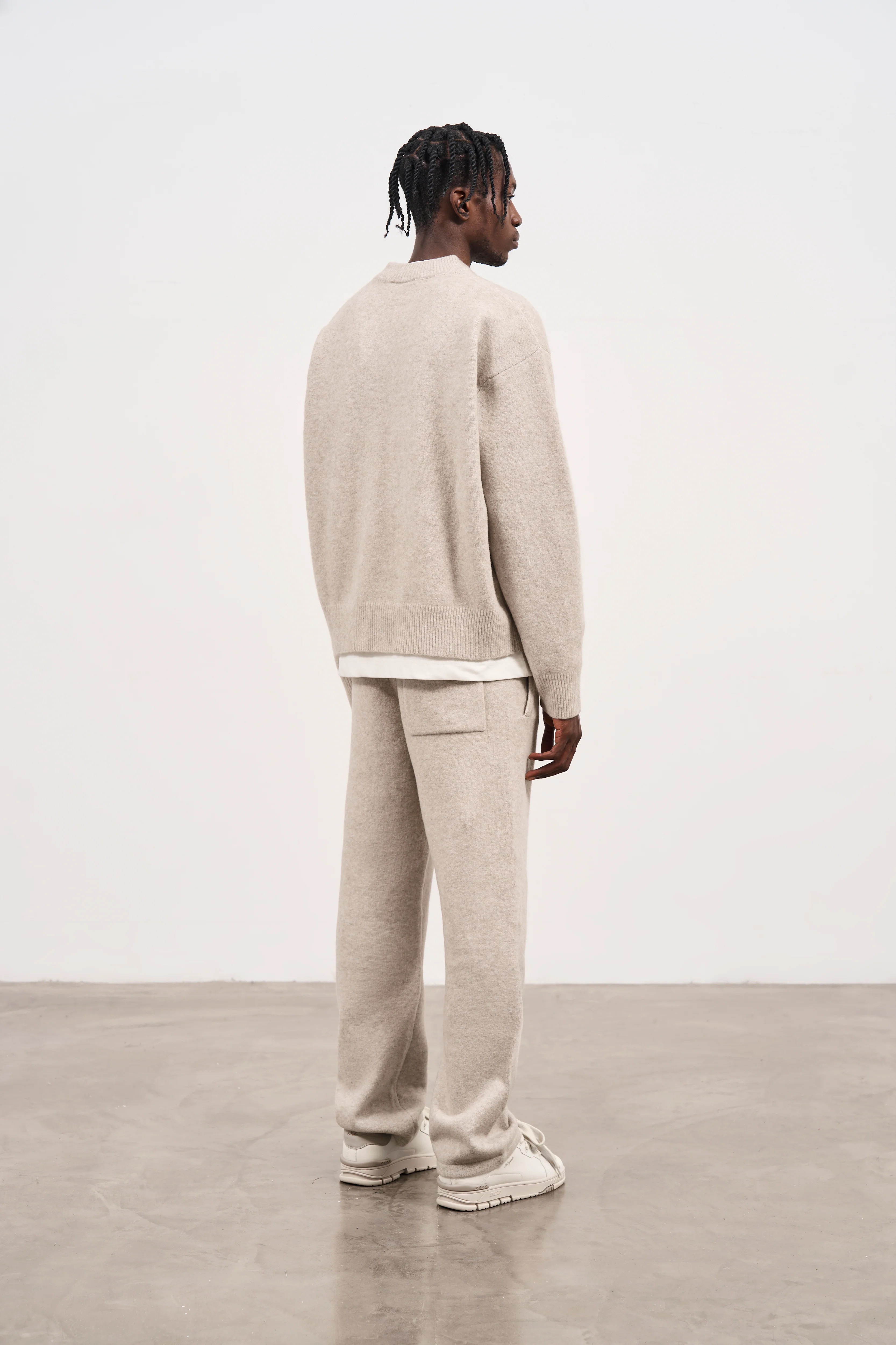 FLUFFY EMBLEM KNITTED CREW - BEIGE - Image 6