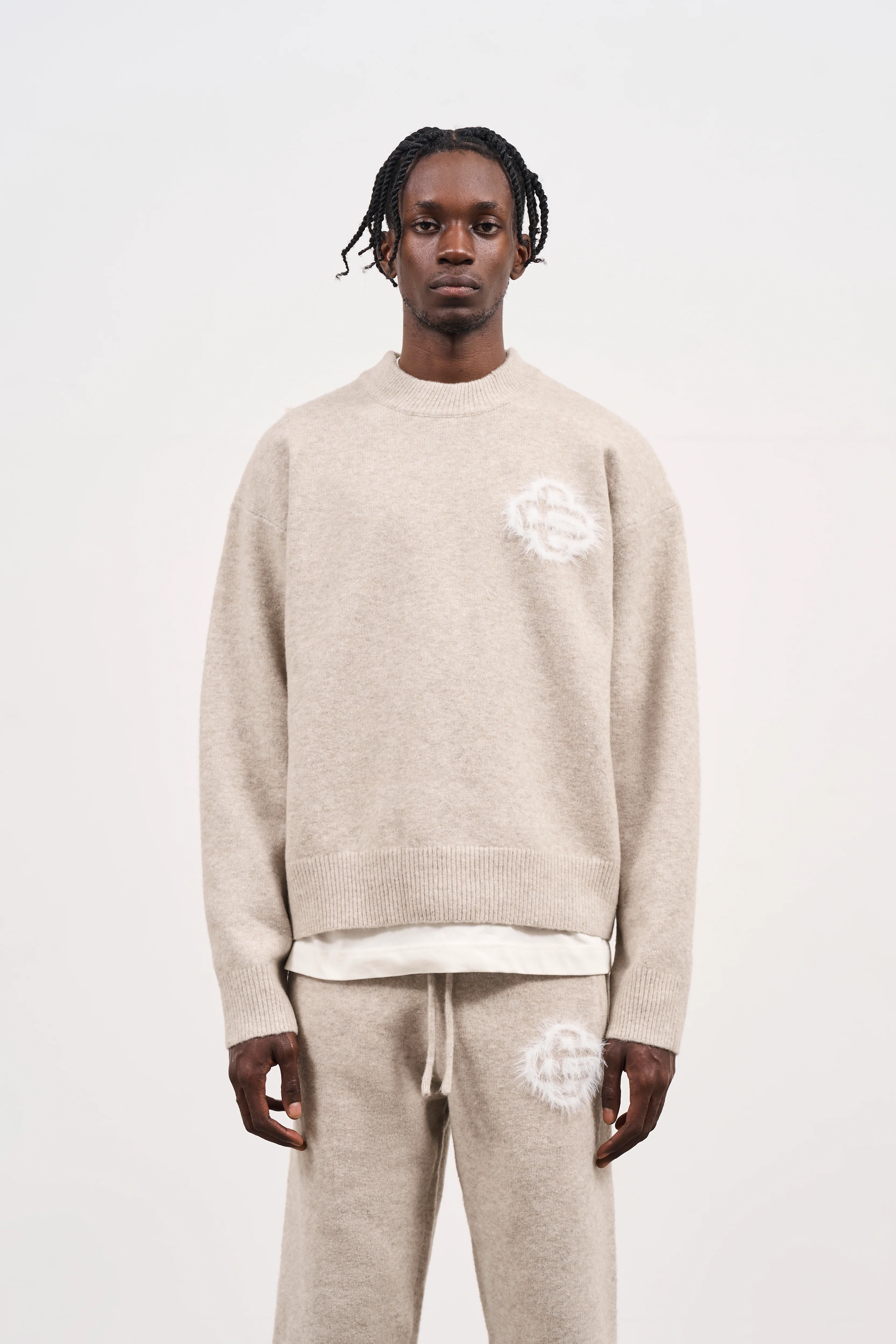 FLUFFY EMBLEM KNITTED CREW - BEIGE - Image 7
