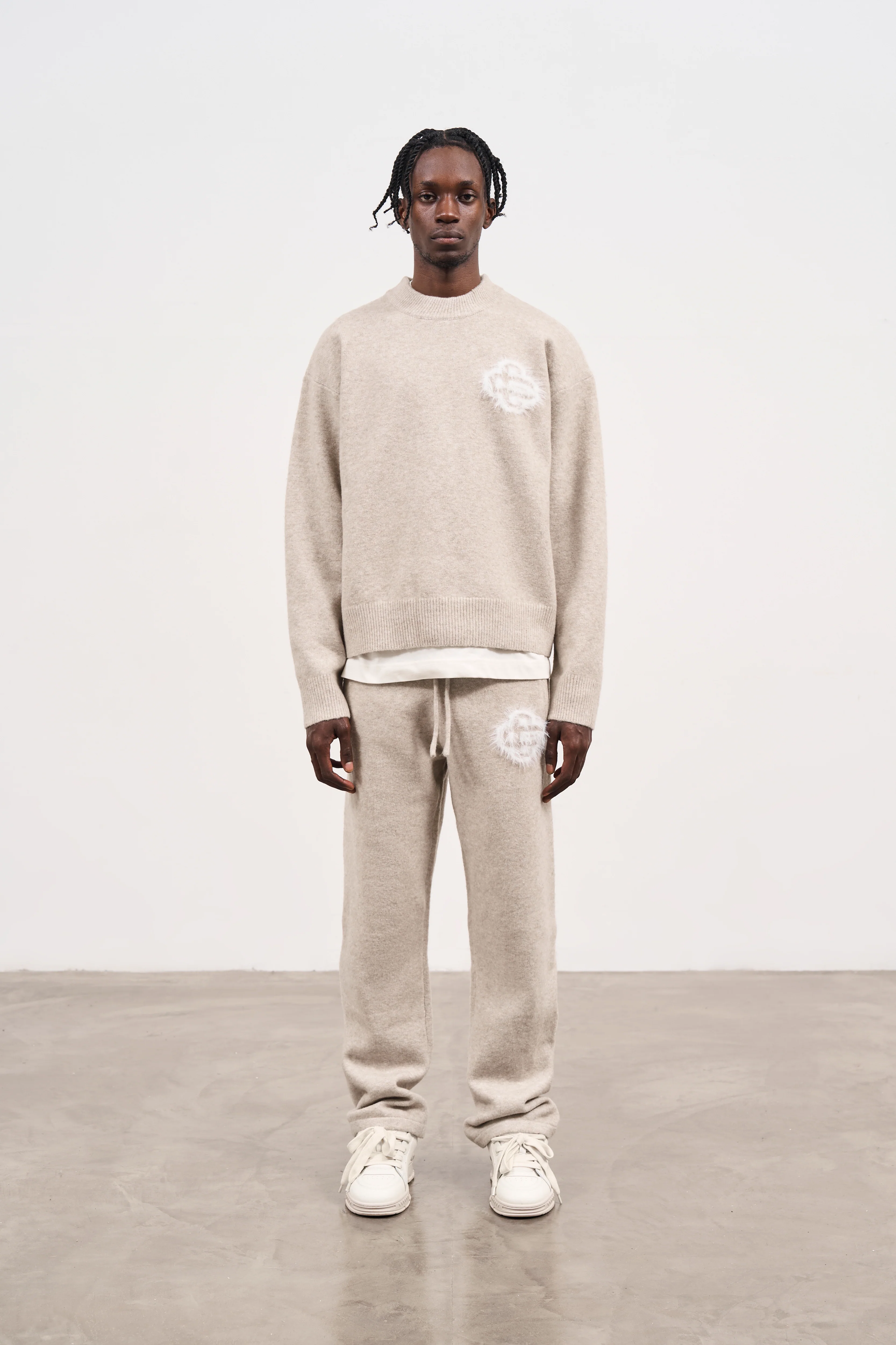 FLUFFY EMBLEM KNITTED CREW - BEIGE - Image 8