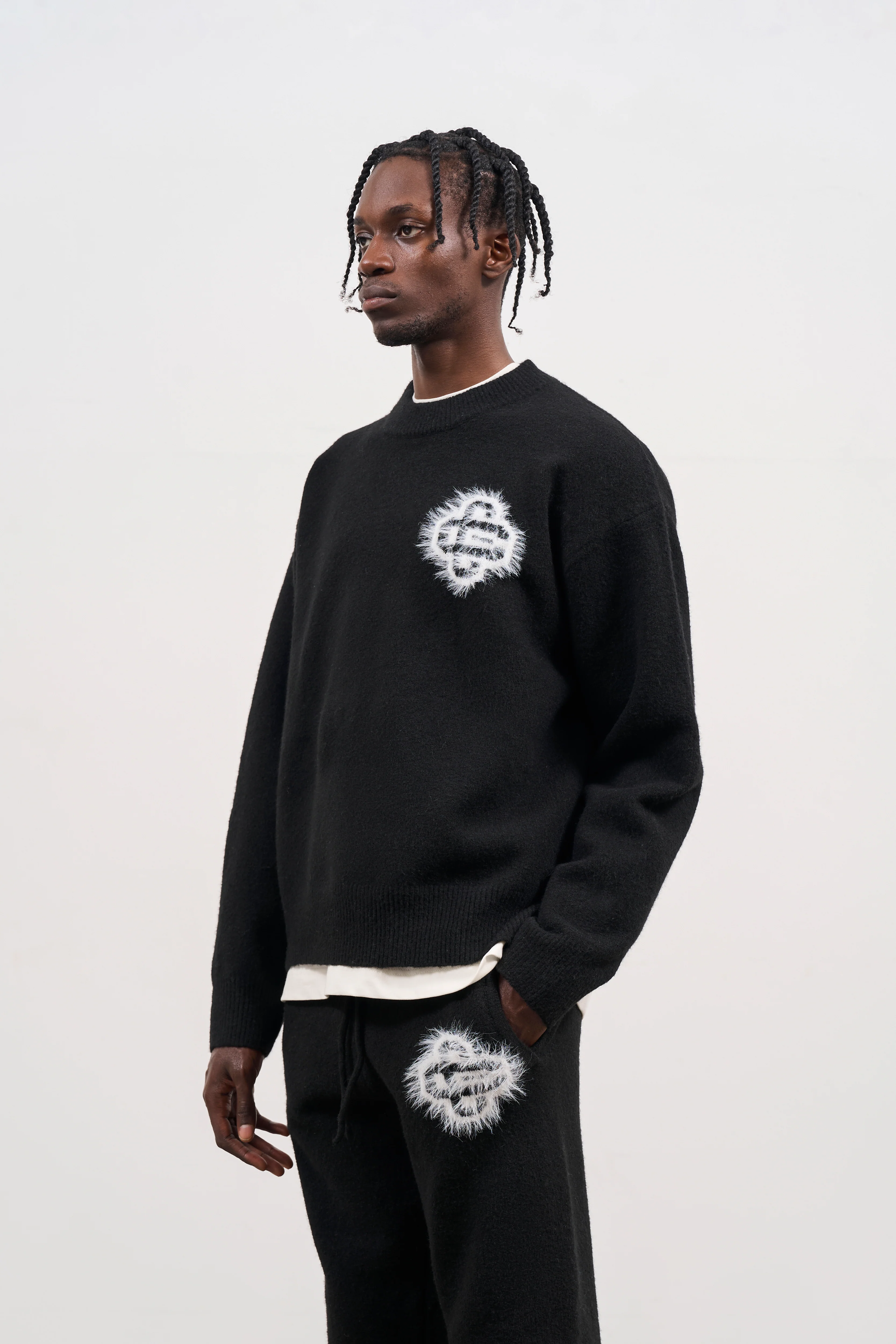 FLUFFY EMBLEM KNITTED CREW - BLACK - Image 2