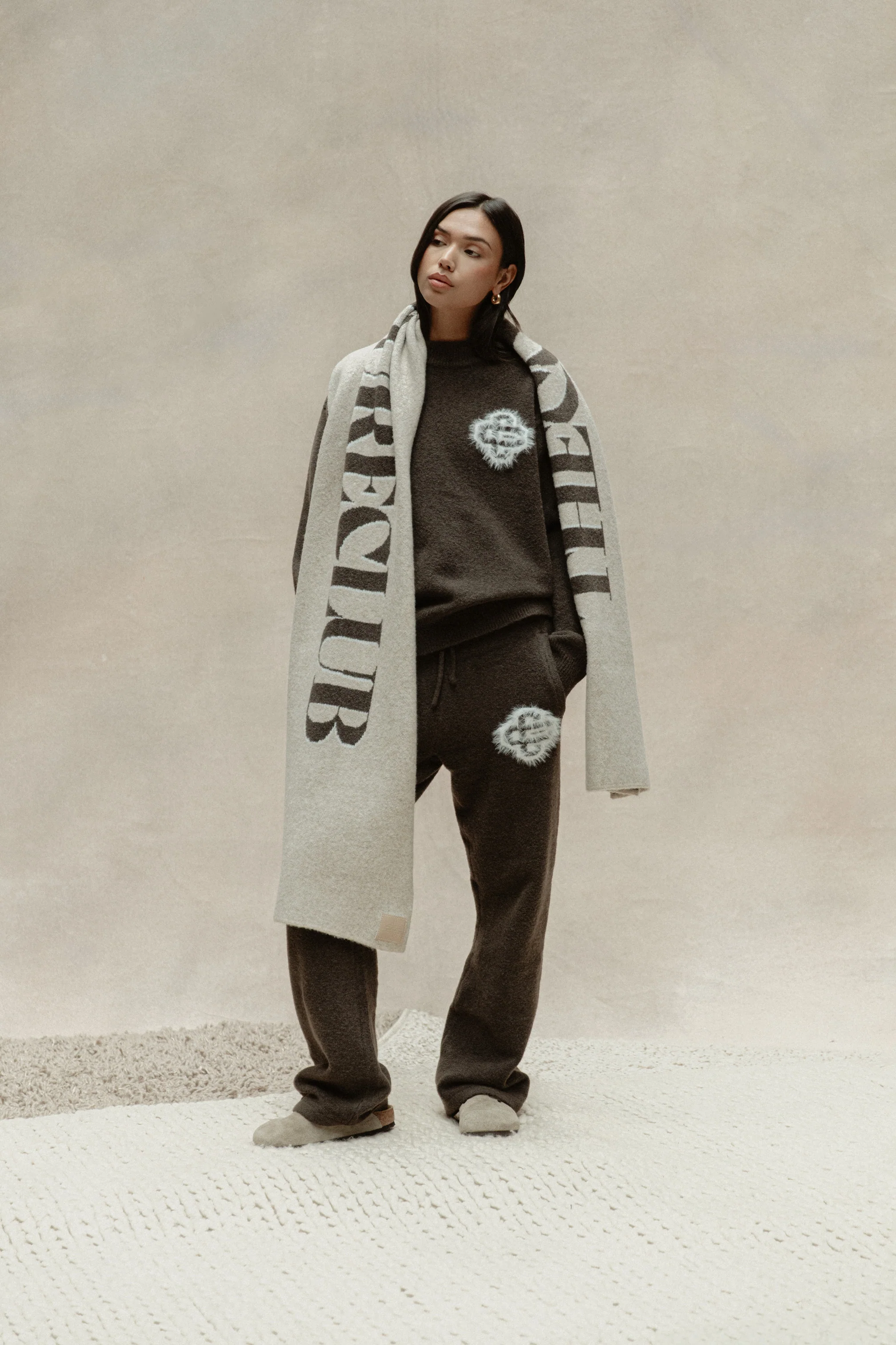 FLUFFY EMBLEM KNITTED CREW - BROWN - Image 3