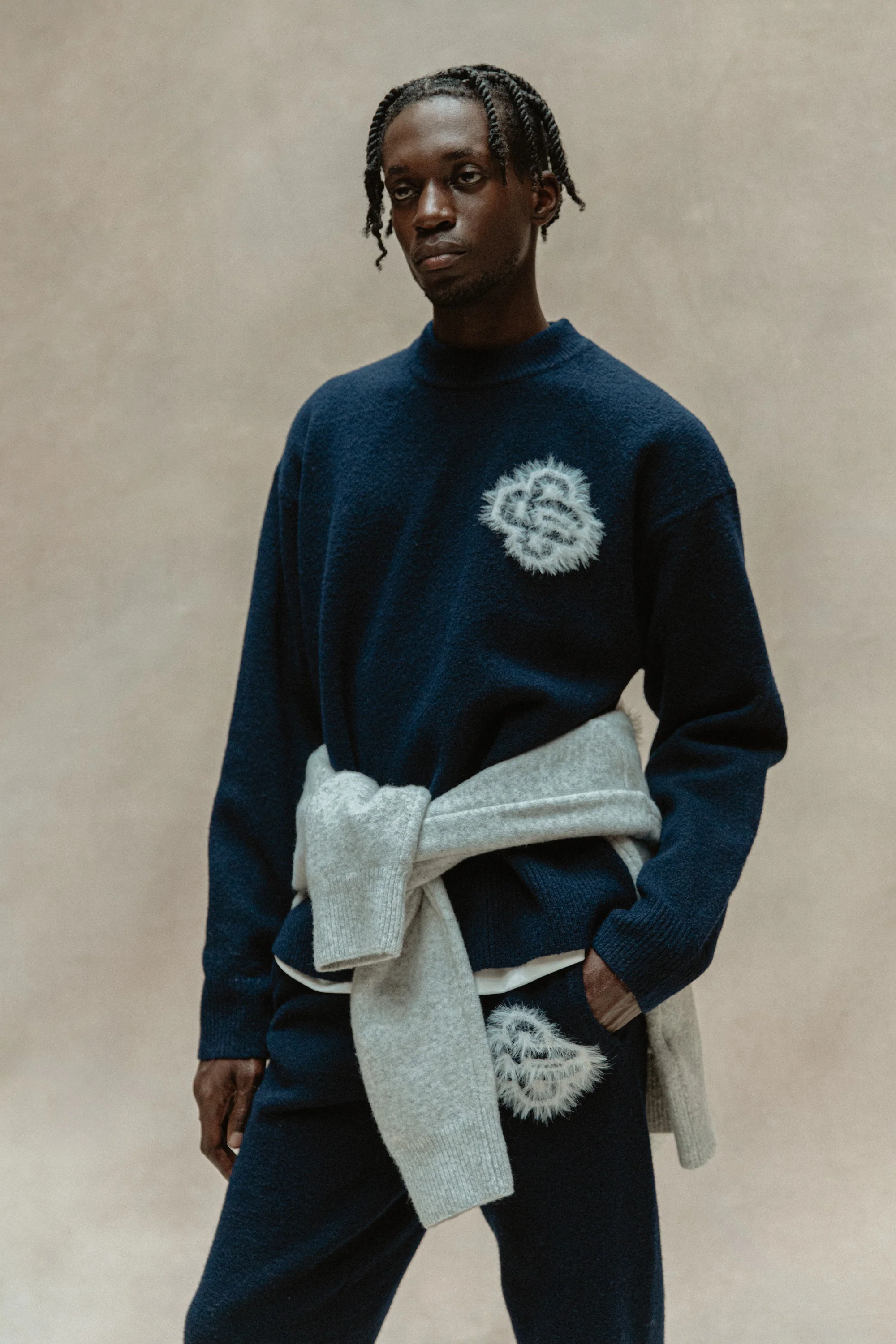 FLUFFY EMBLEM KNITTED CREW - NAVY - Image 2