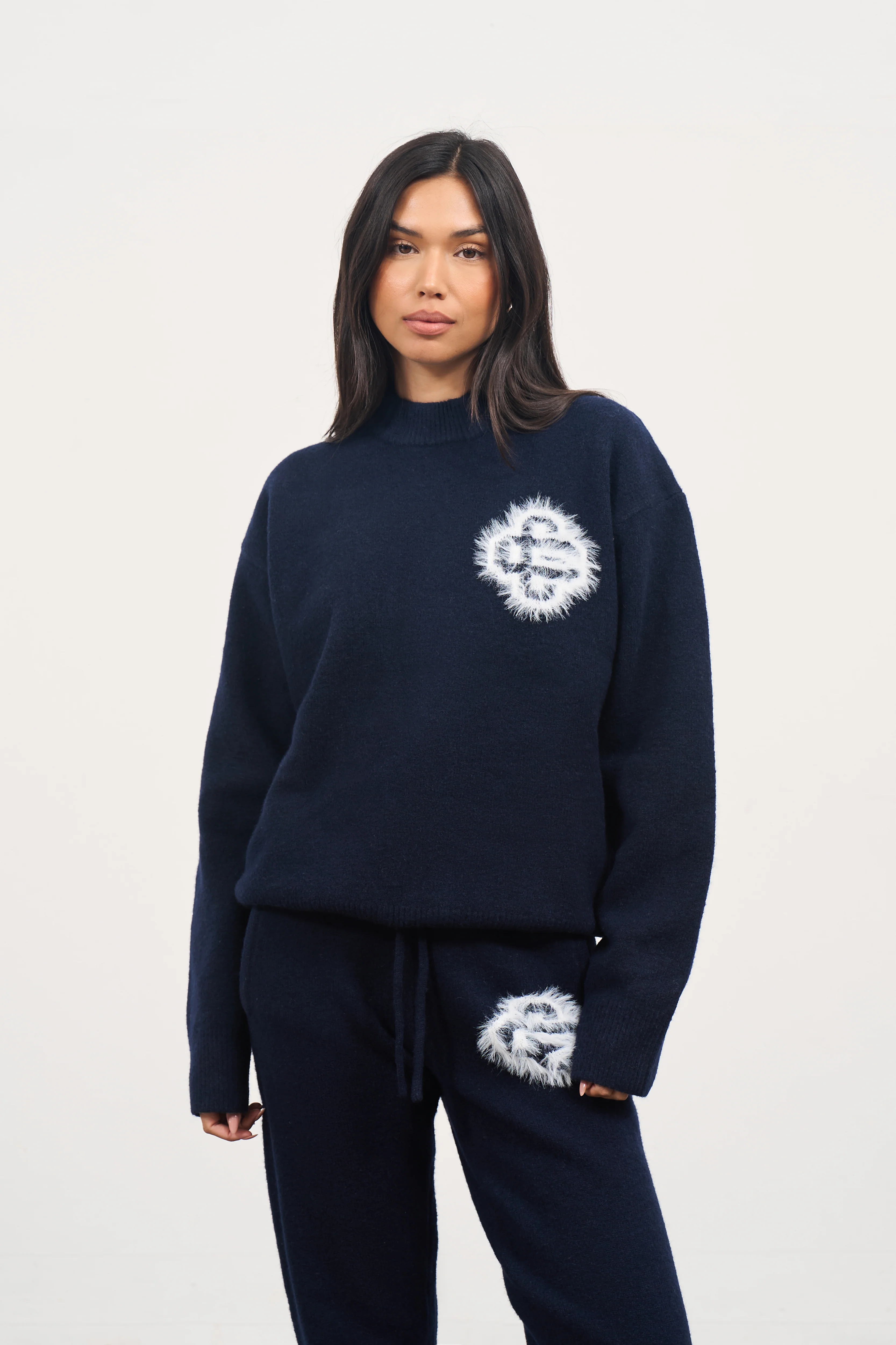 FLUFFY EMBLEM KNITTED CREW - NAVY - Image 3
