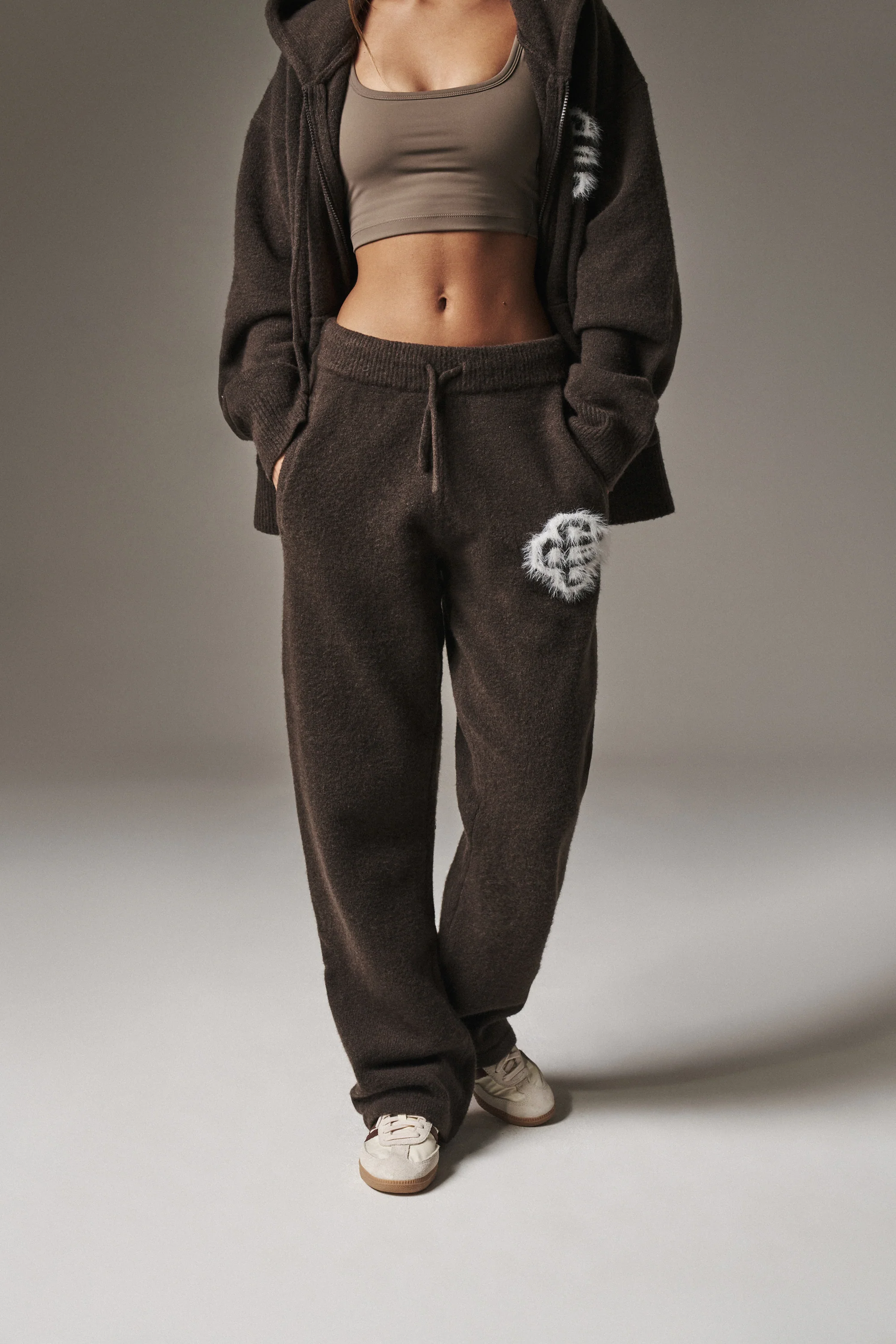 FLUFFY EMBLEM KNITTED JOGGERS - BROWN - Image 3