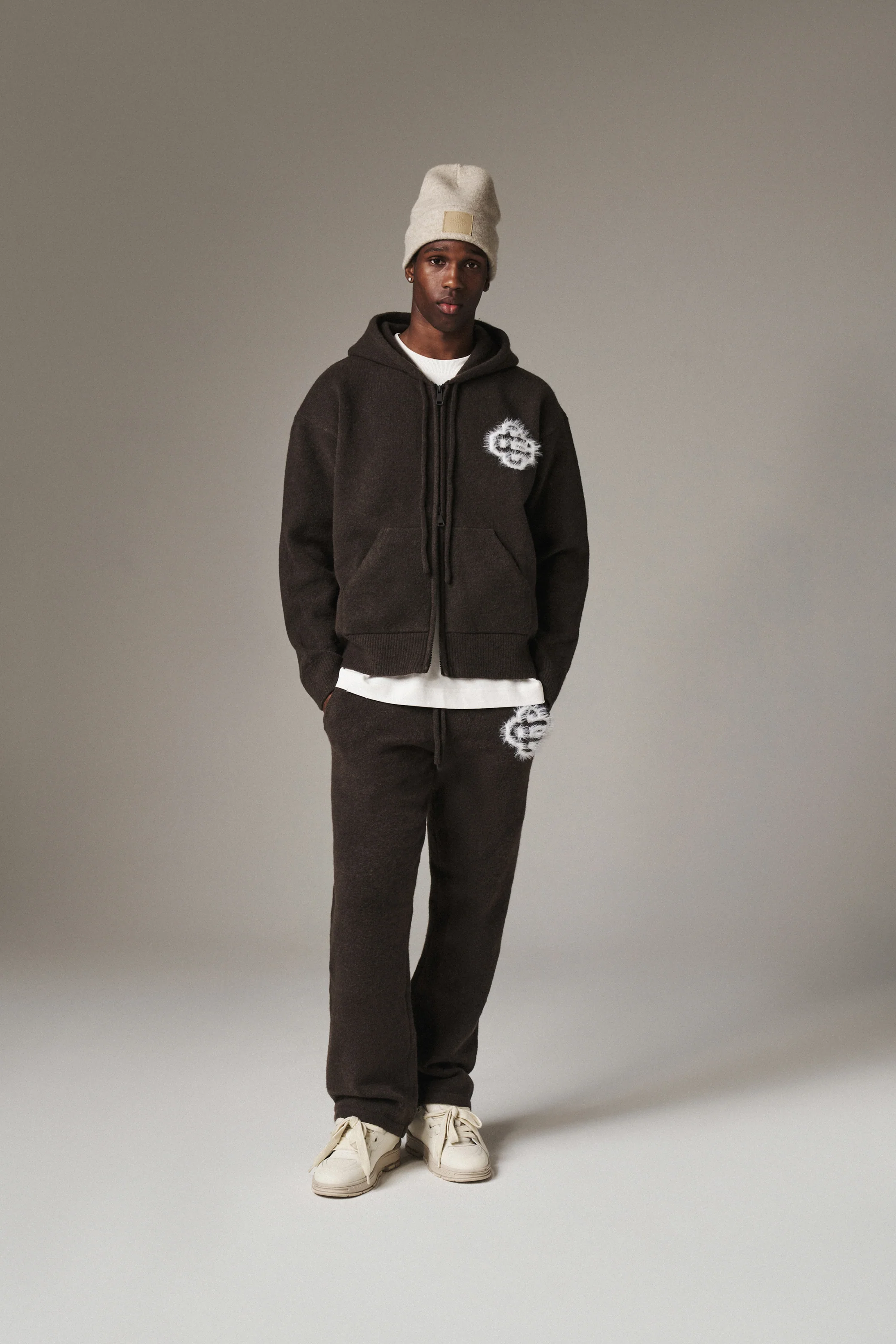 FLUFFY EMBLEM KNITTED JOGGERS - BROWN - Image 7