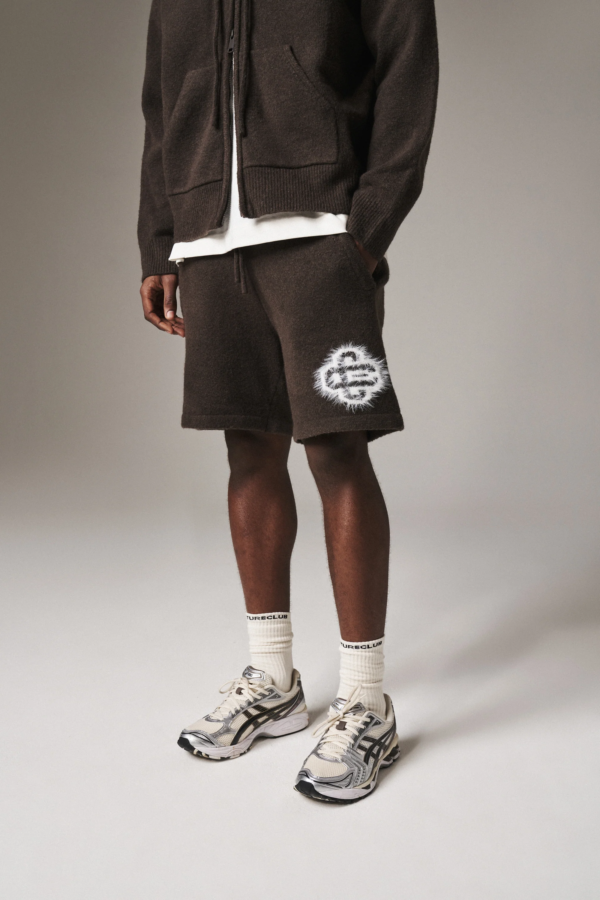 FLUFFY EMBLEM KNITTED SHORTS - BROWN - Image 2