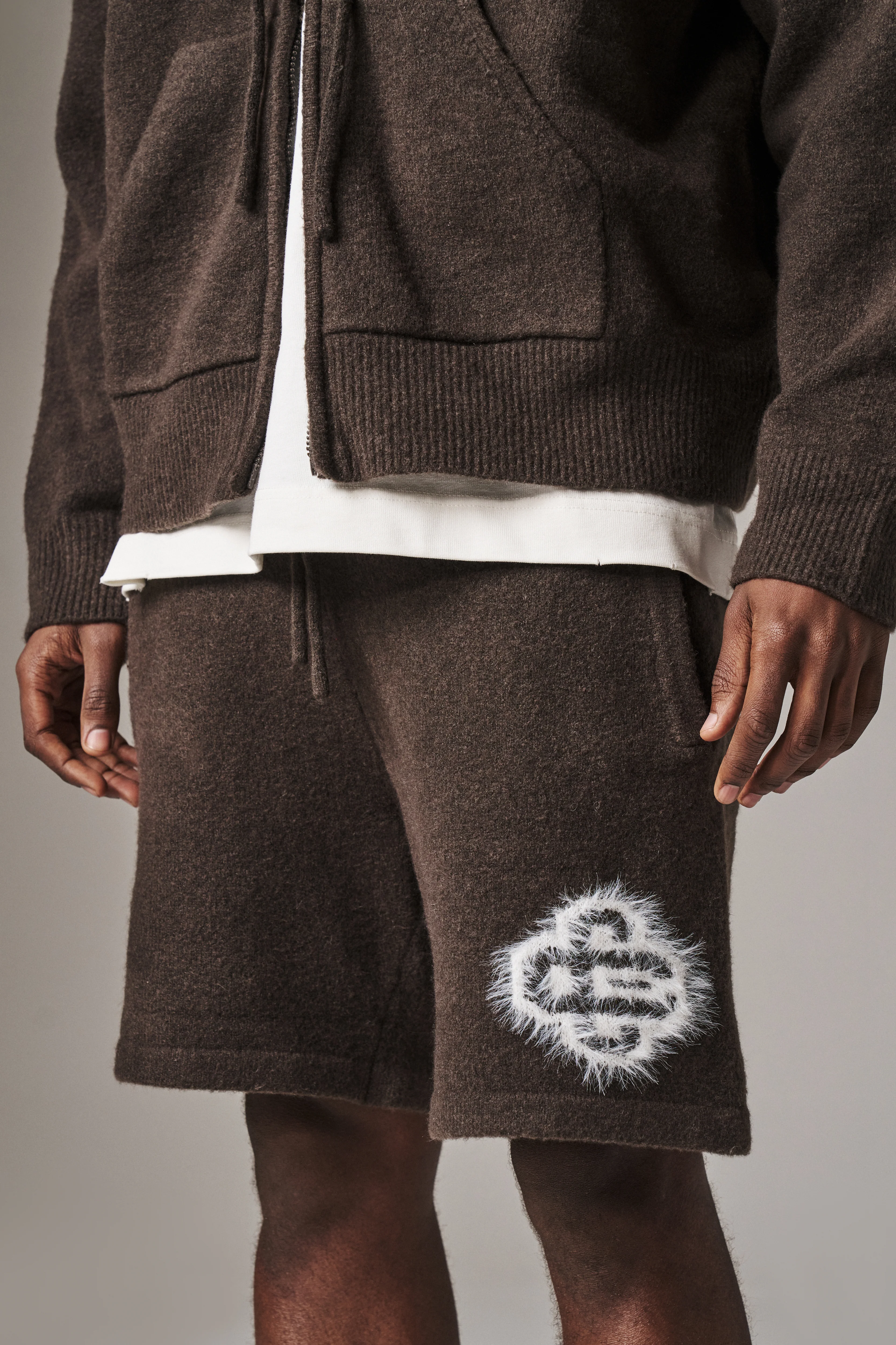 FLUFFY EMBLEM KNITTED SHORTS - BROWN - Image 4