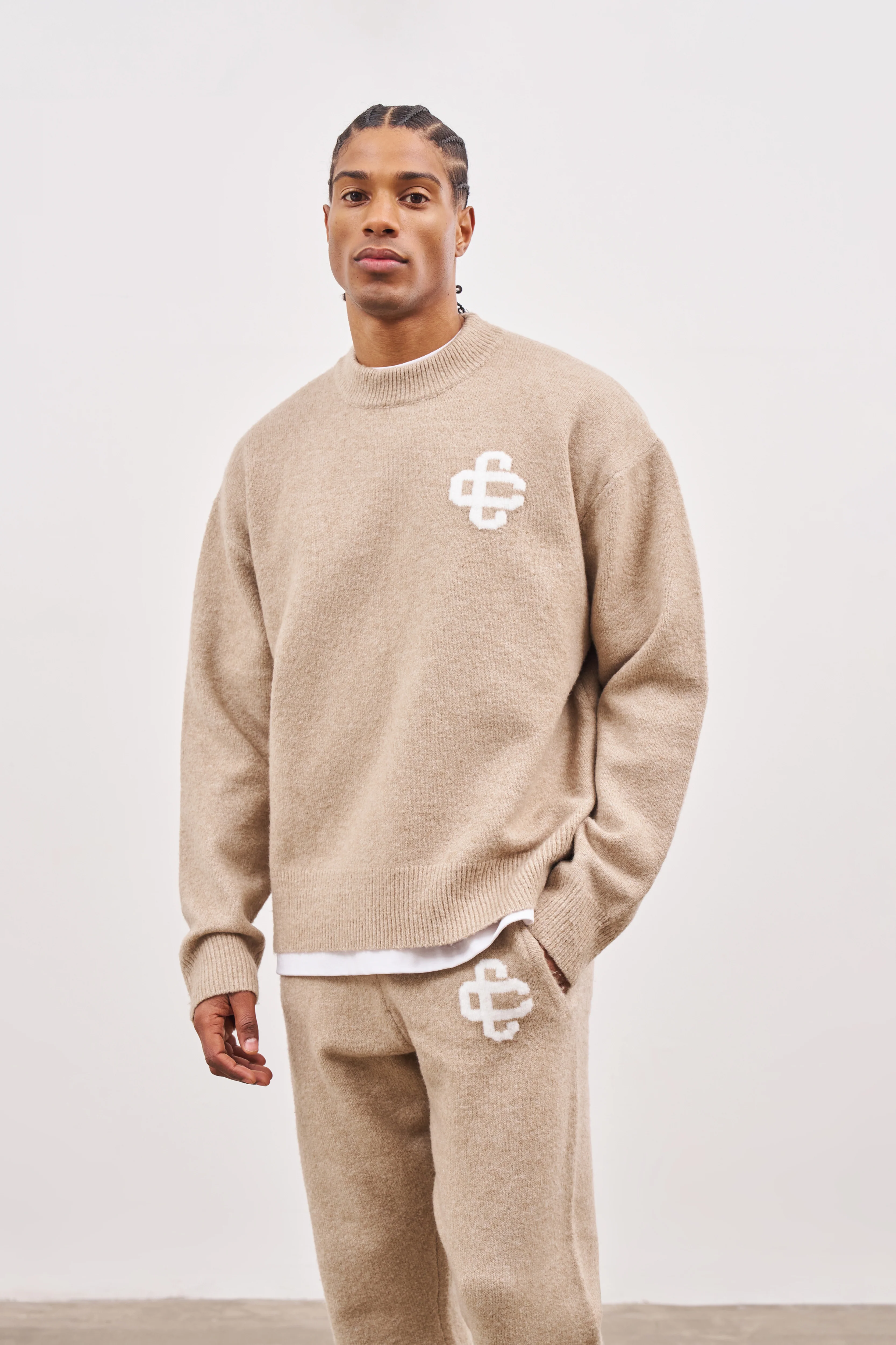 FLUFFY KNIT EMBLEM CREW - BEIGE - Image 2