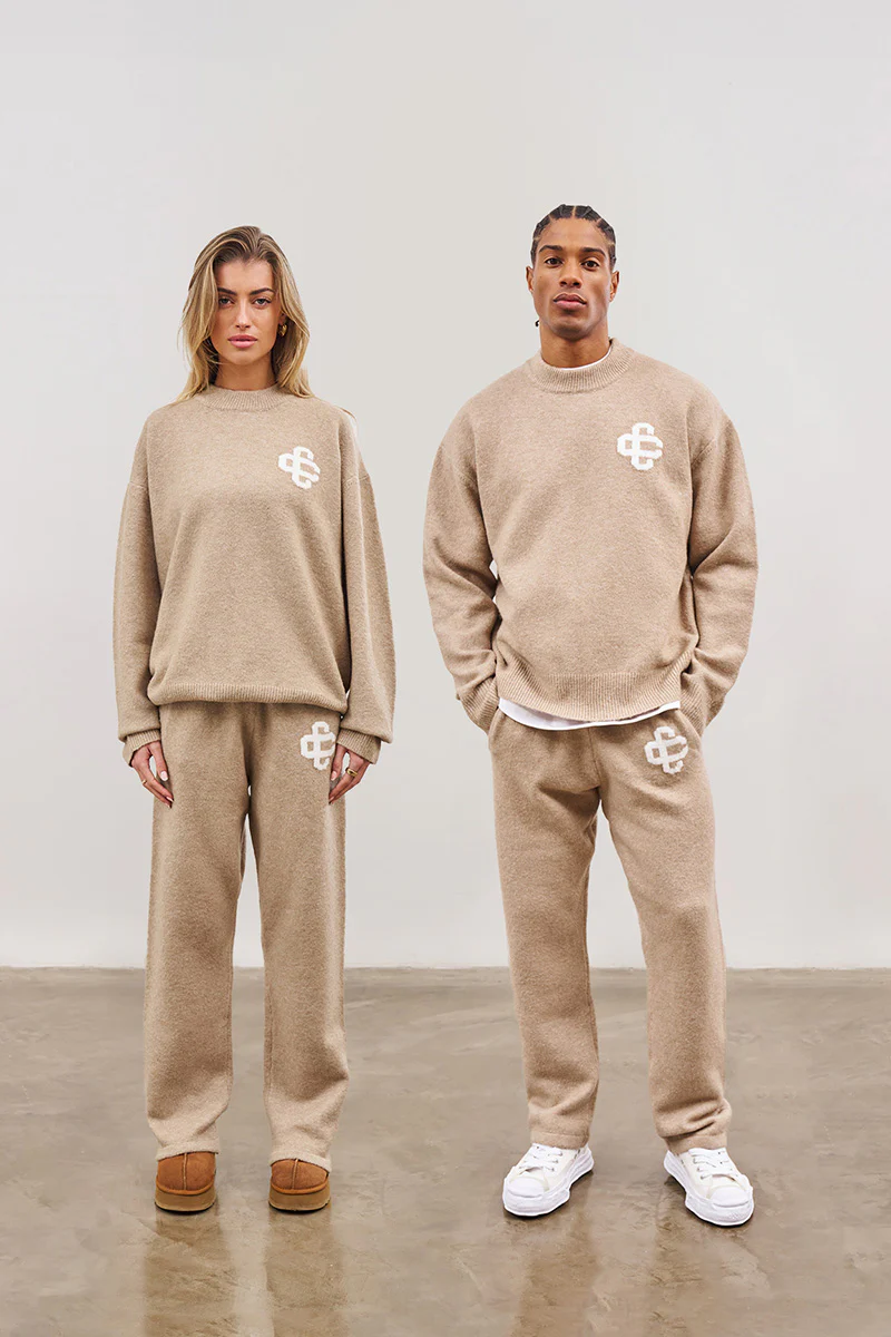FLUFFY KNIT EMBLEM CREW - BEIGE - Image 4