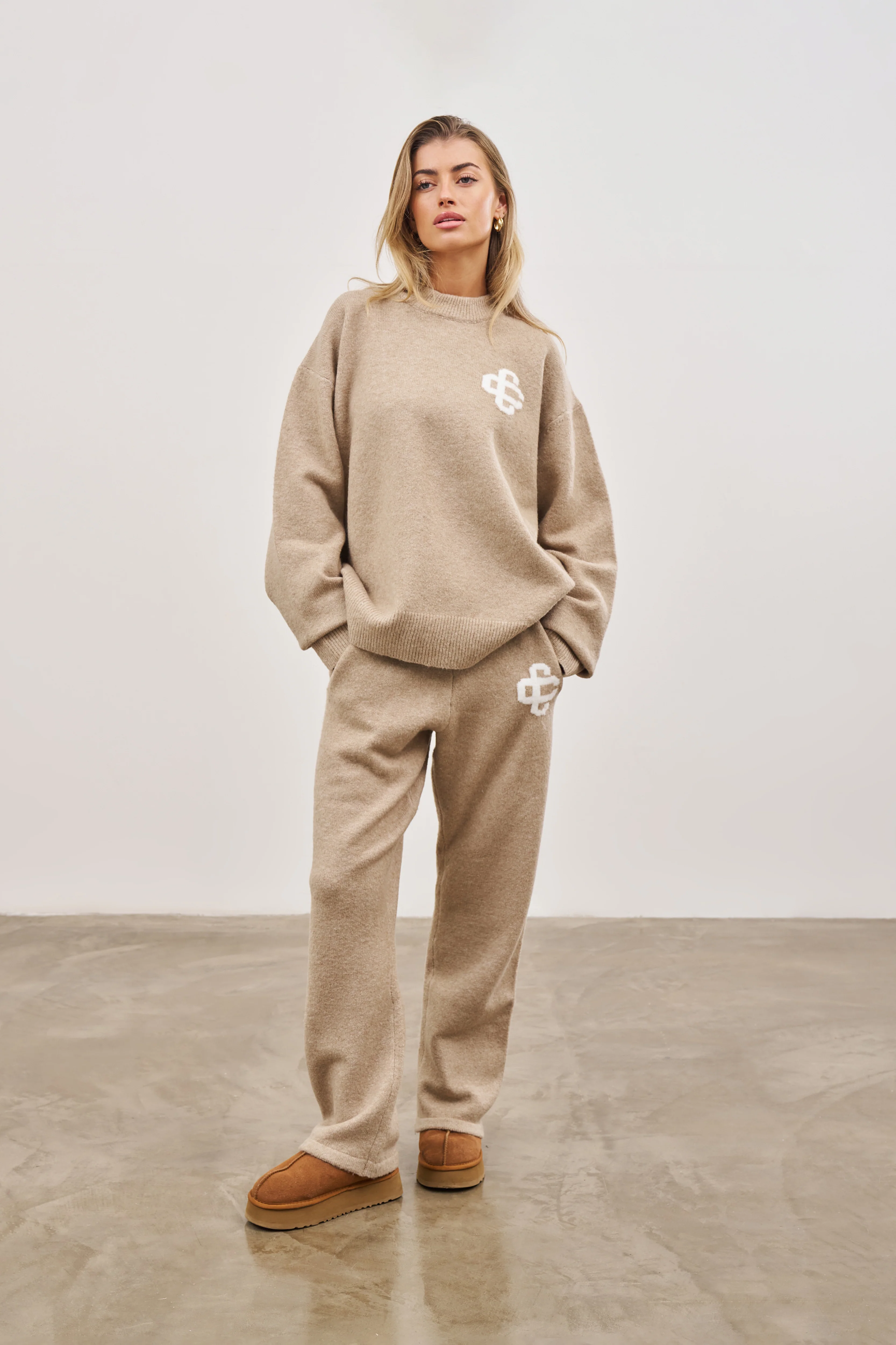 FLUFFY KNIT EMBLEM CREW - BEIGE - Image 6