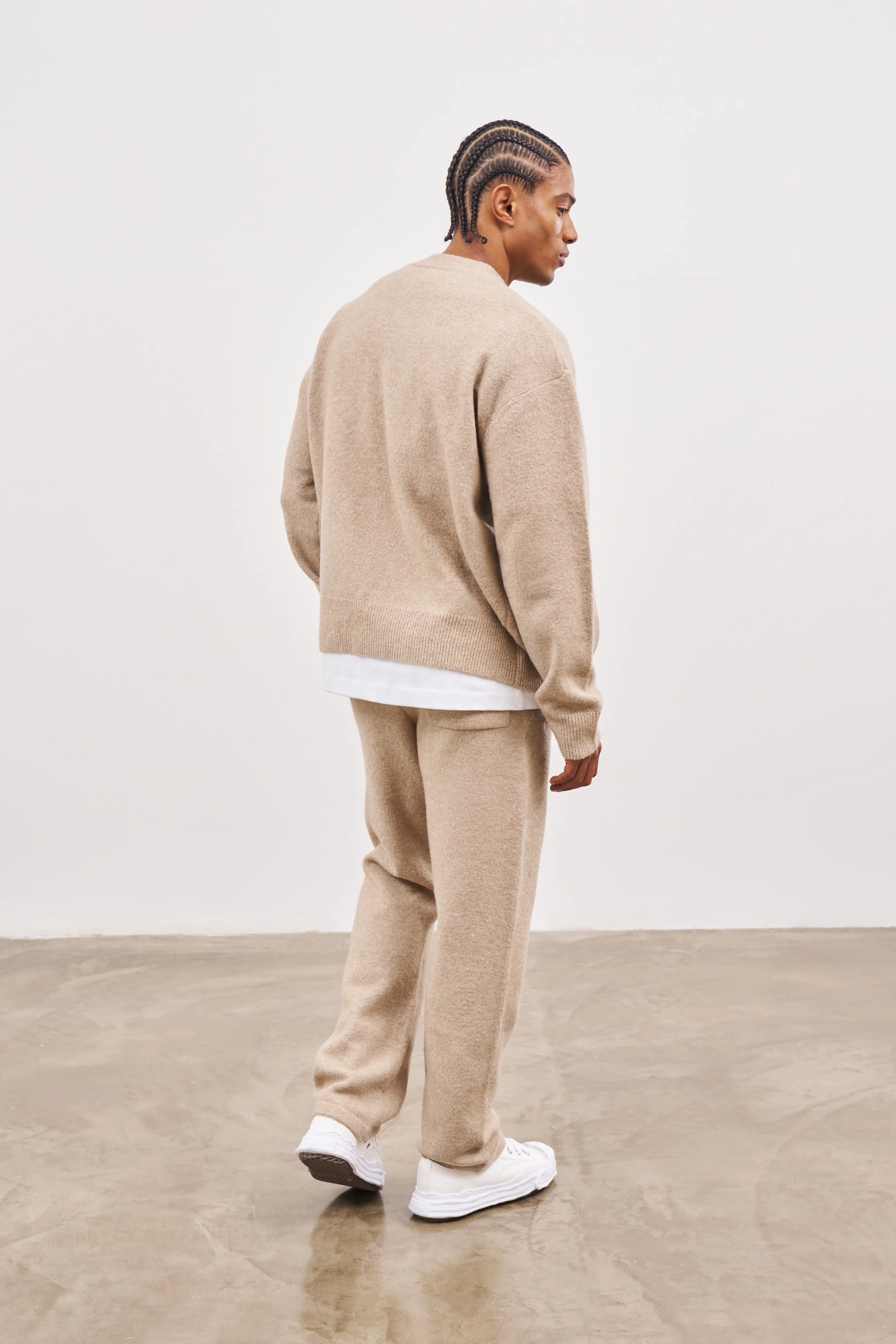 FLUFFY KNIT EMBLEM CREW - BEIGE - Image 9