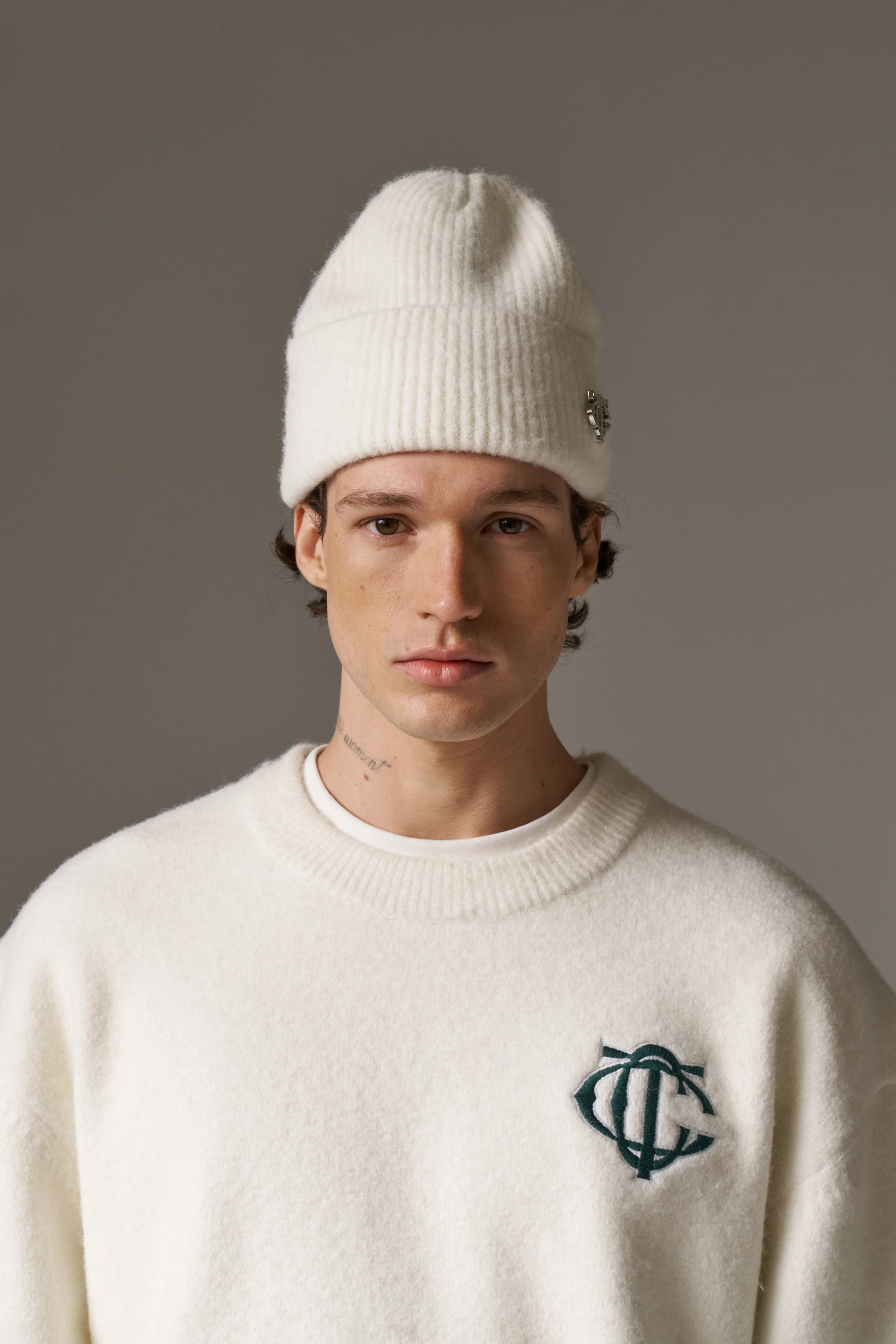 FLUFFY KNIT MONOGRAM PIN BADGE BEANIE - OFF WHITE - Image 2