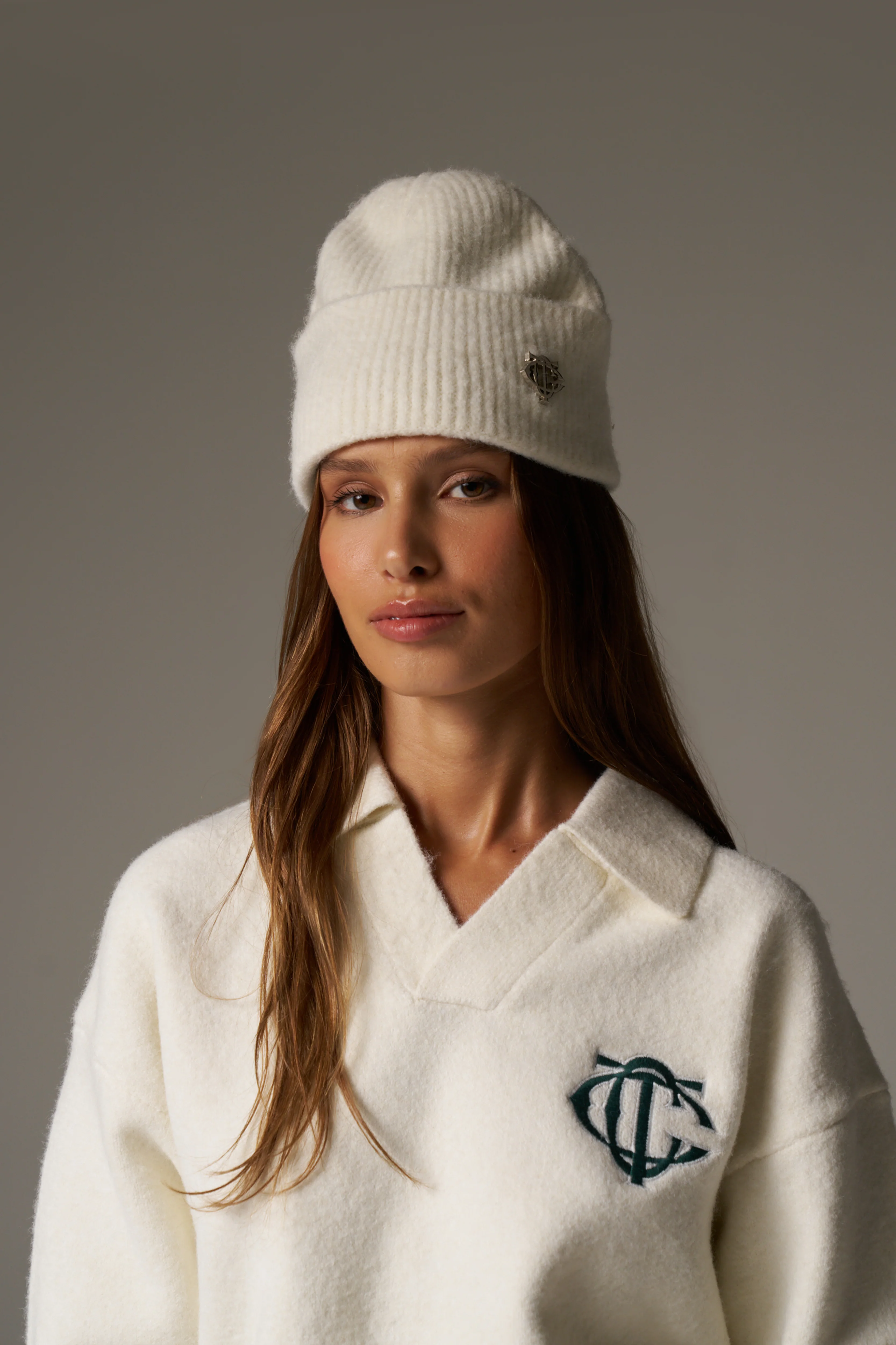 FLUFFY KNIT MONOGRAM PIN BADGE BEANIE - OFF WHITE - Image 3
